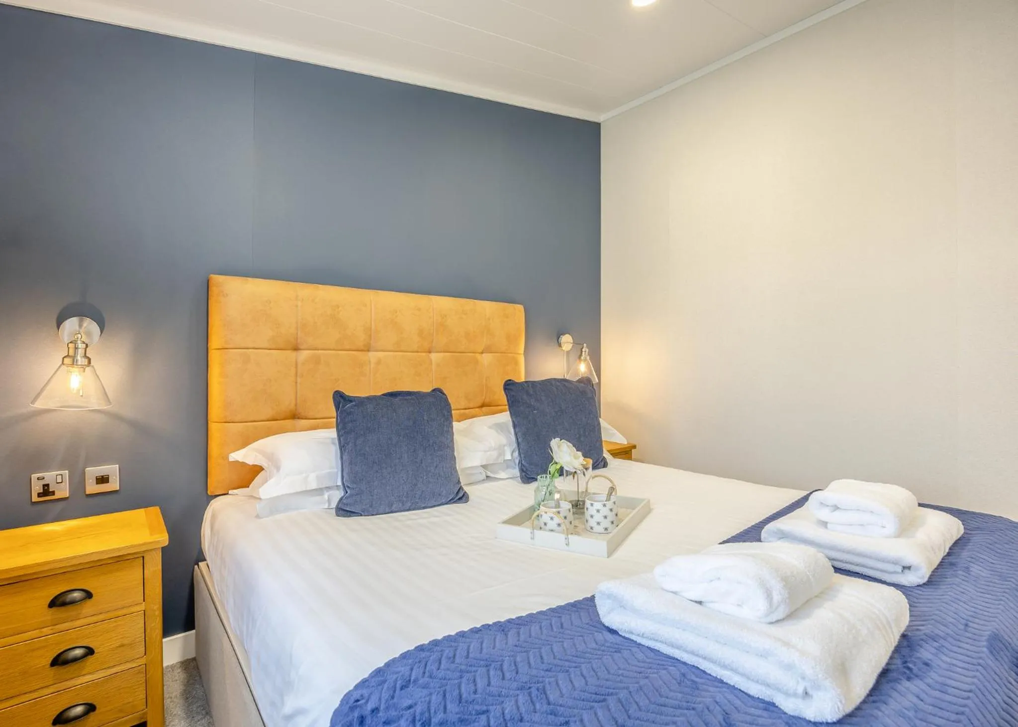 Property building, Bed in Woodhall Country Park Lodges