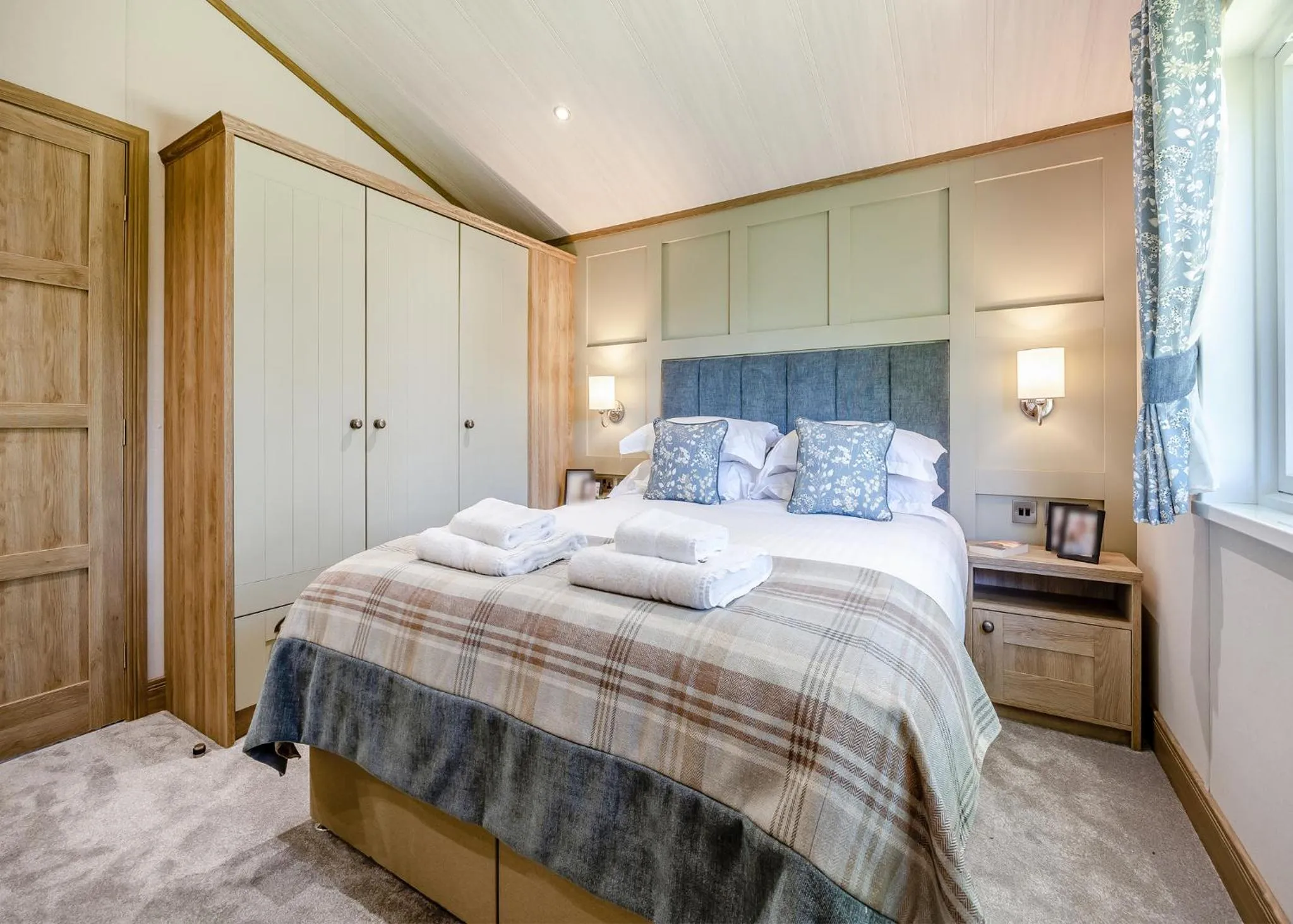 Property building, Bed in Woodhall Country Park Lodges