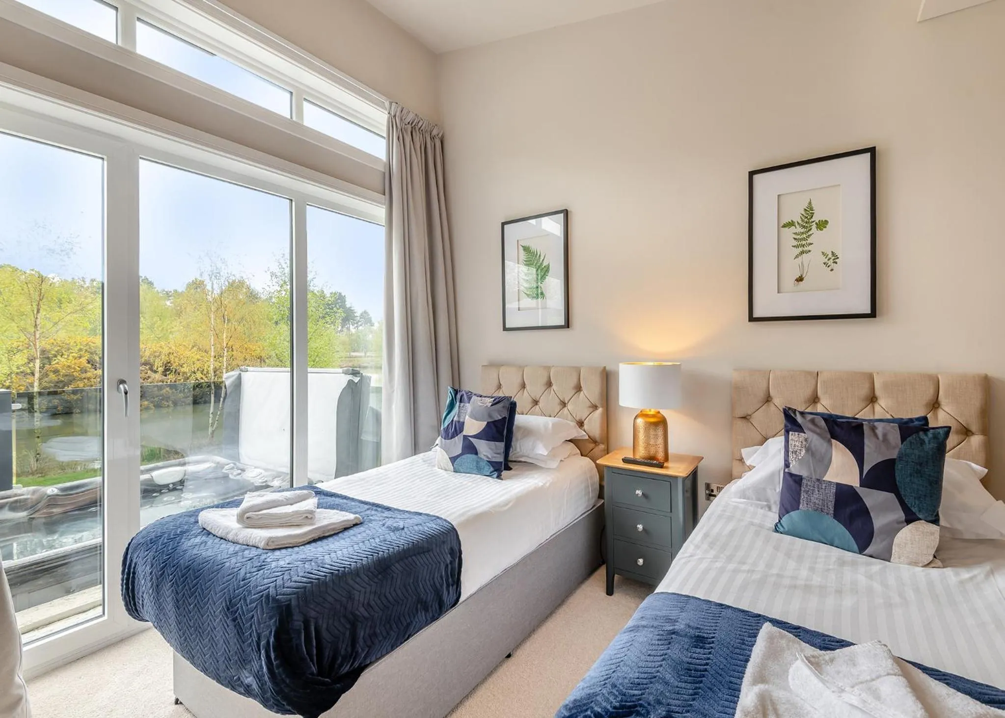 Property building, Bed in Woodhall Country Park Lodges