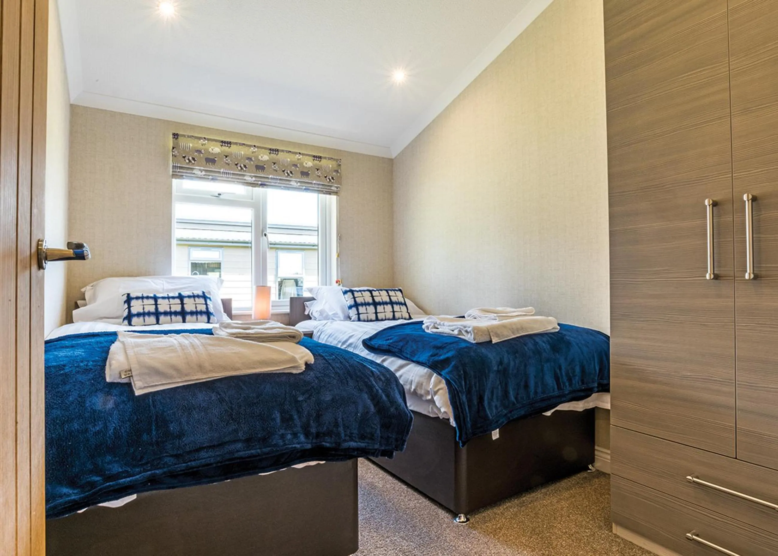 Property building, Bed in Woodhall Country Park Lodges