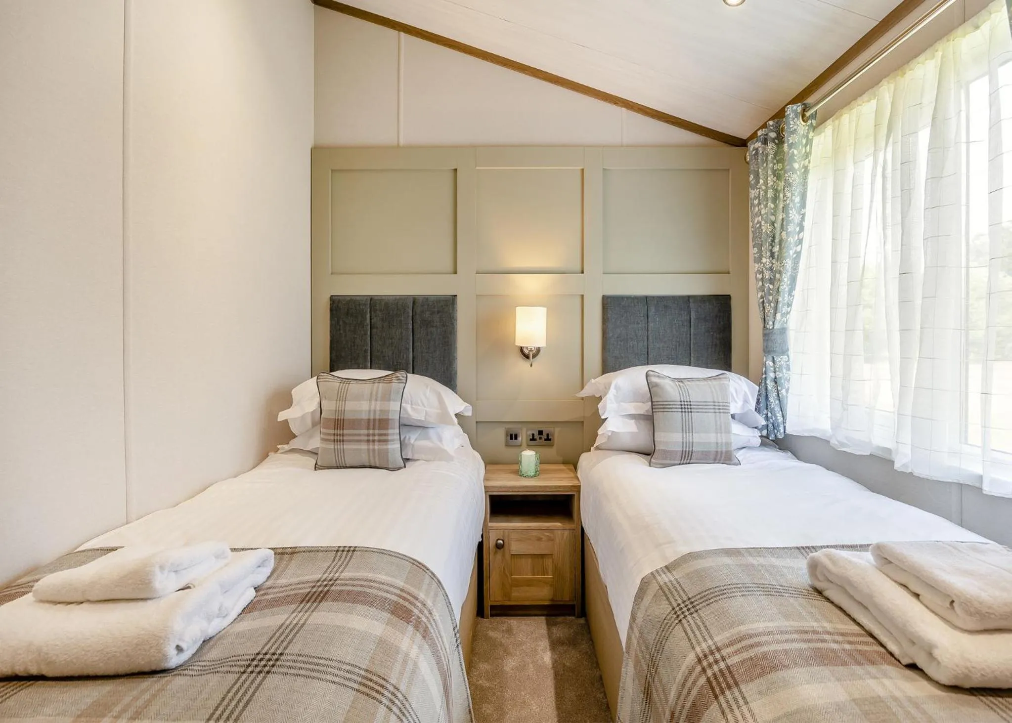 Property building, Bed in Woodhall Country Park Lodges