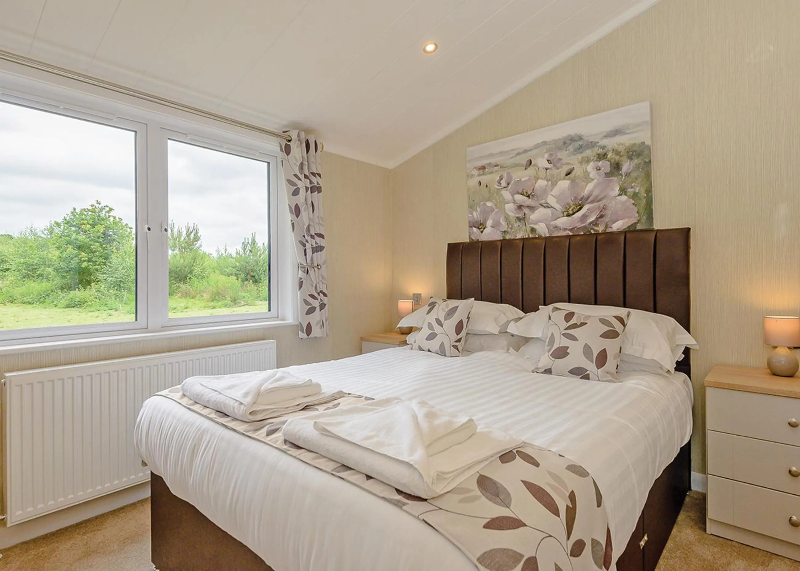 Property building, Bed in Woodhall Country Park Lodges