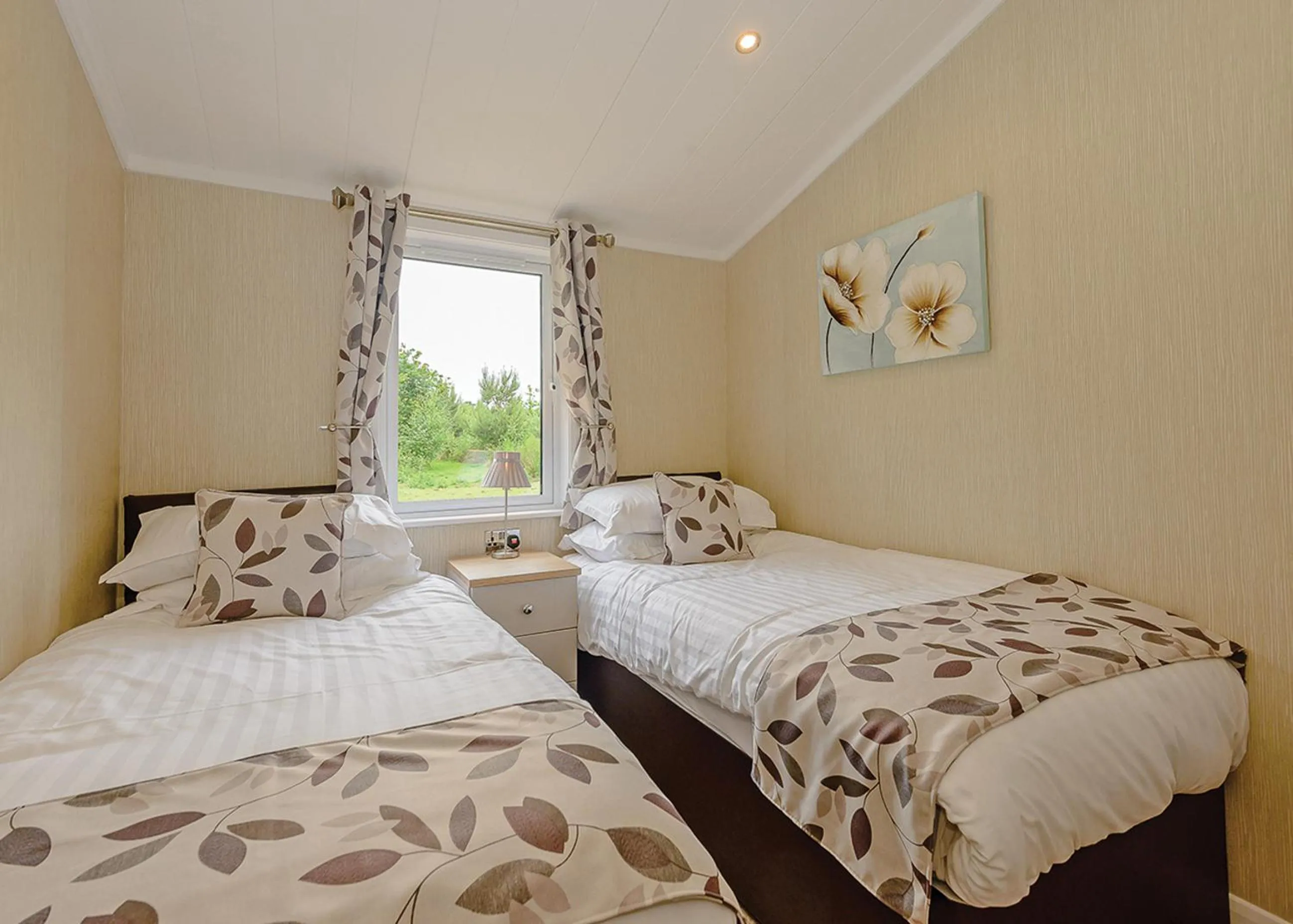 Property building, Bed in Woodhall Country Park Lodges