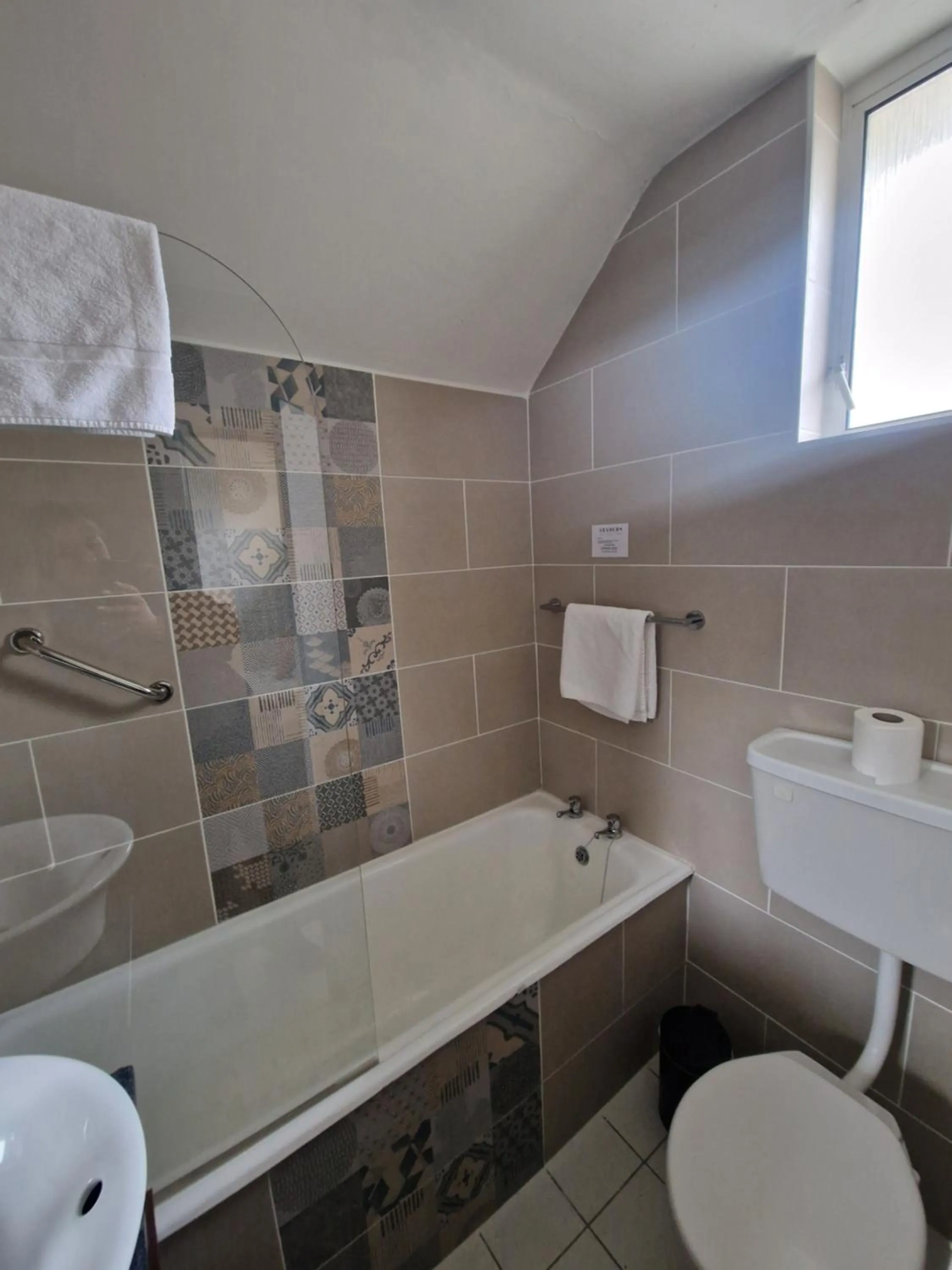 Bathroom in Arnolds Hotel