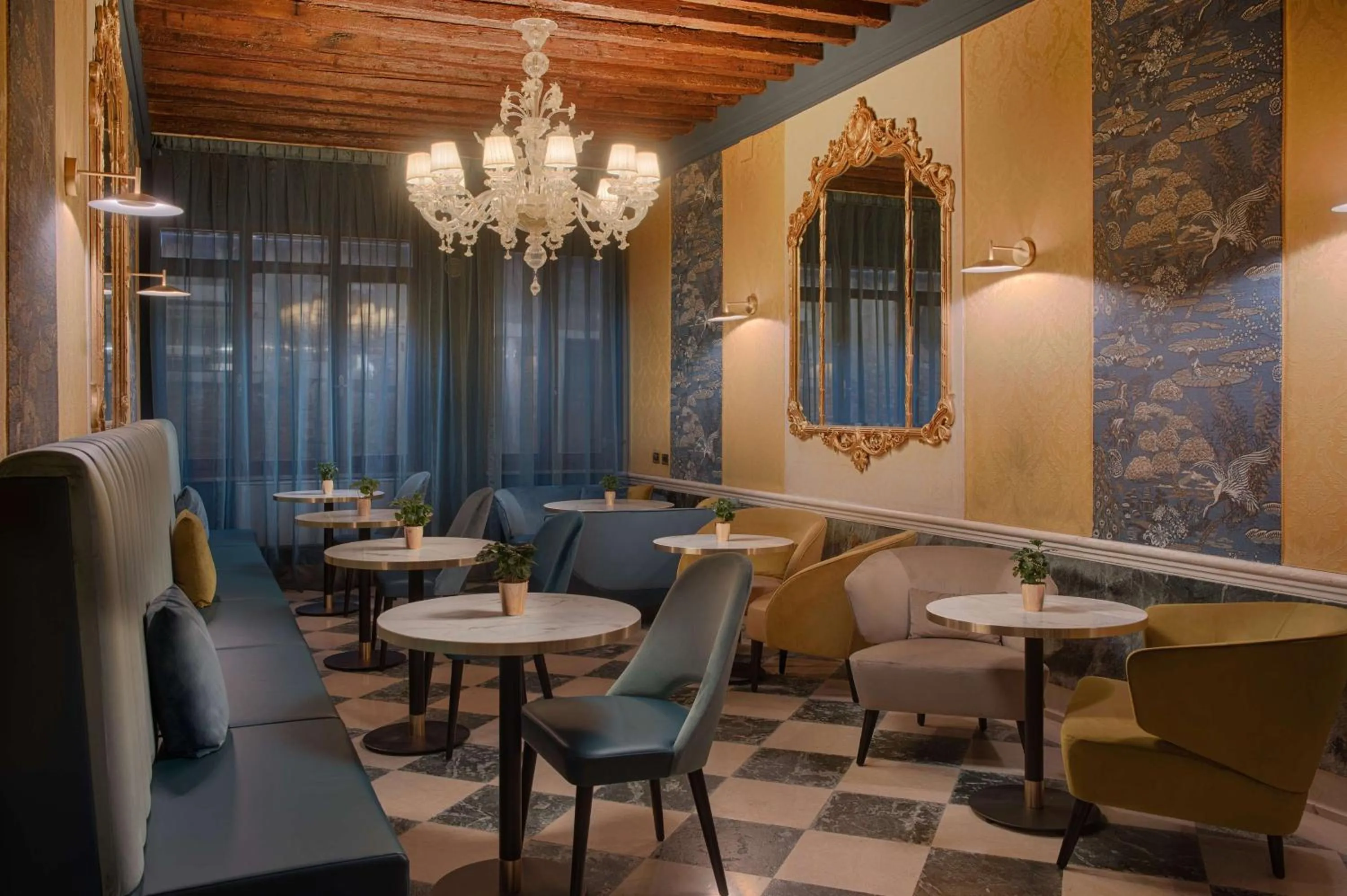 Lounge or bar in NH Venezia Santa Lucia