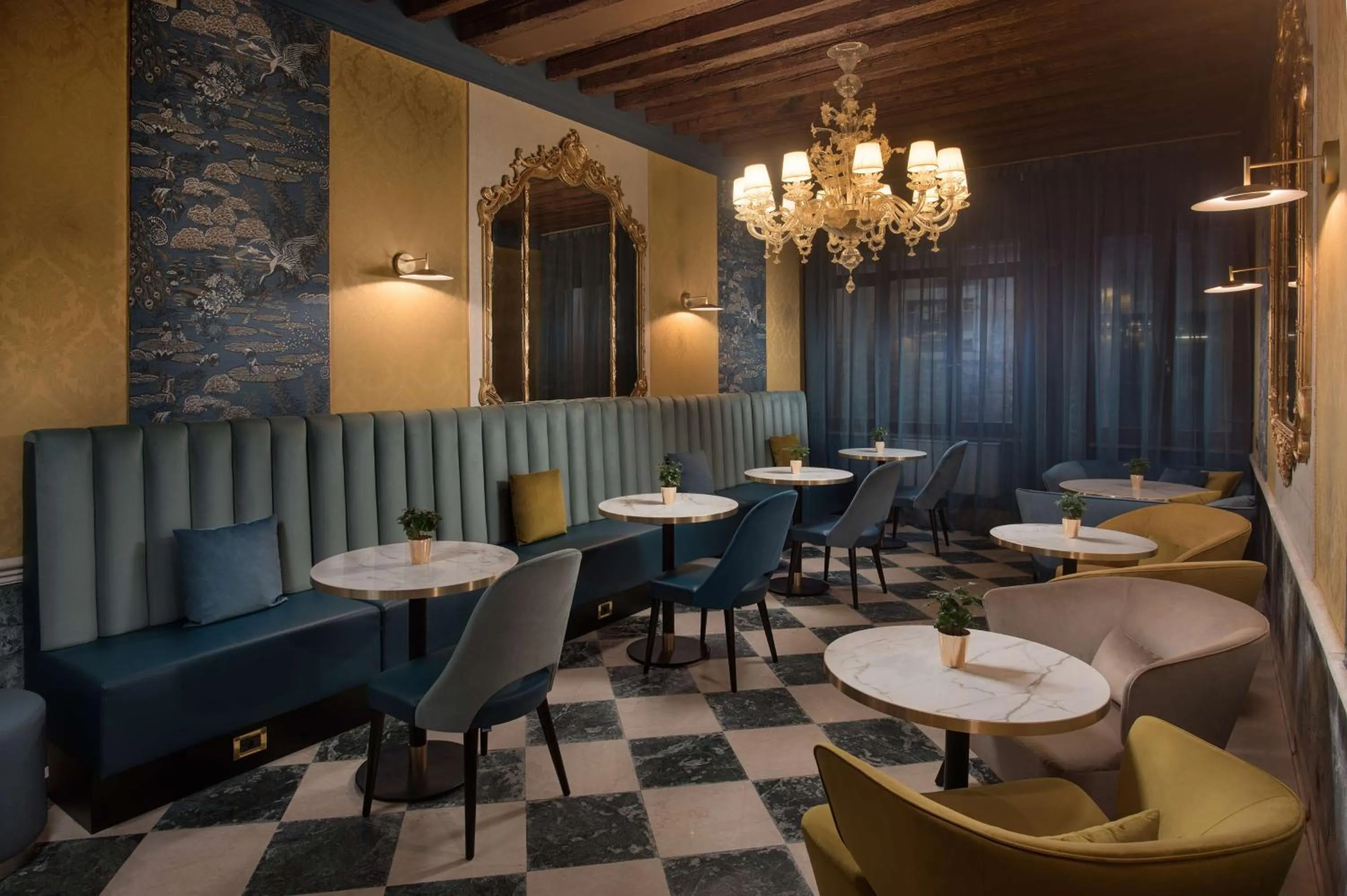 Lounge or bar in NH Venezia Santa Lucia