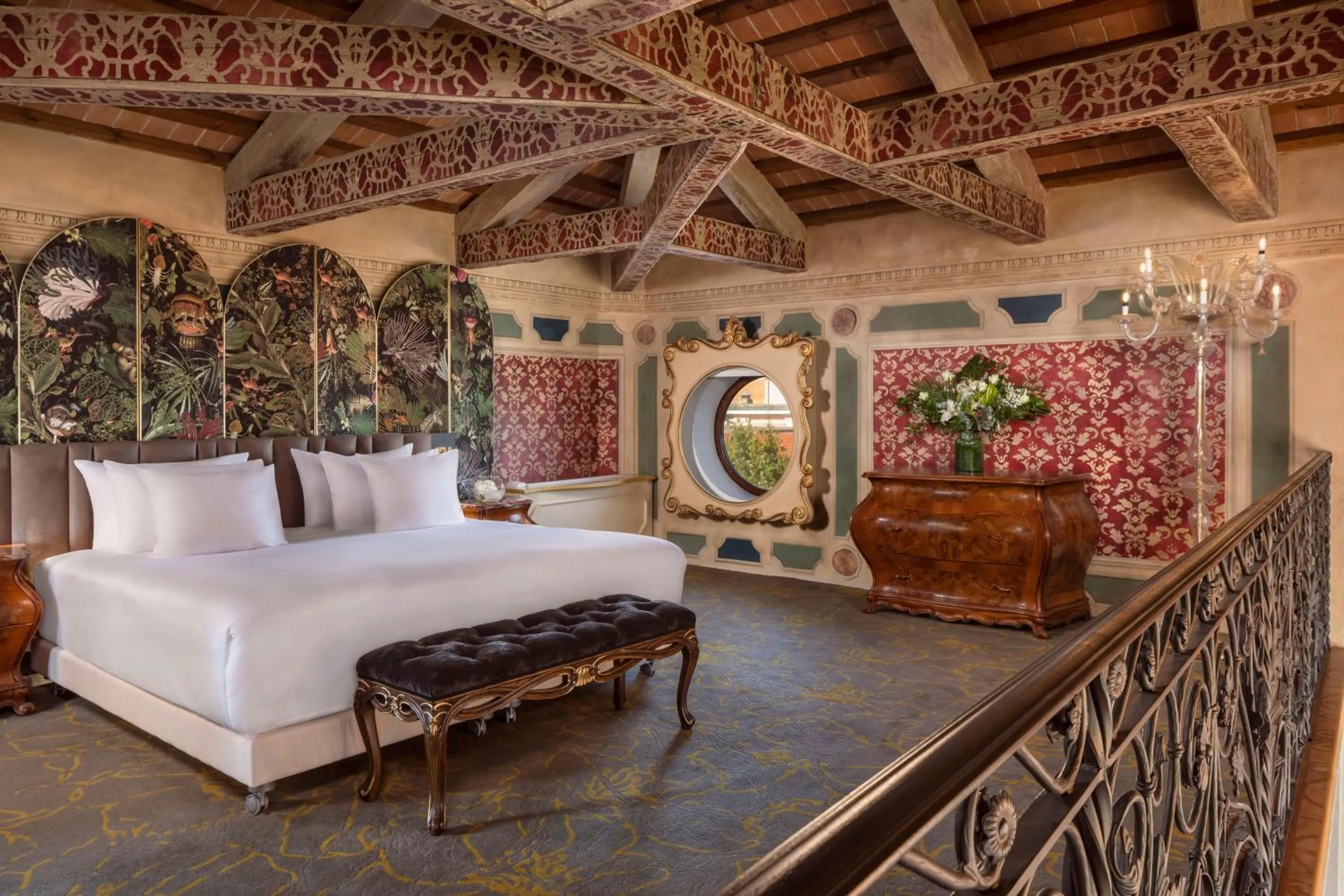 Photo of the whole room, Bed in NH Collection Grand Hotel Palazzo Dei Dogi