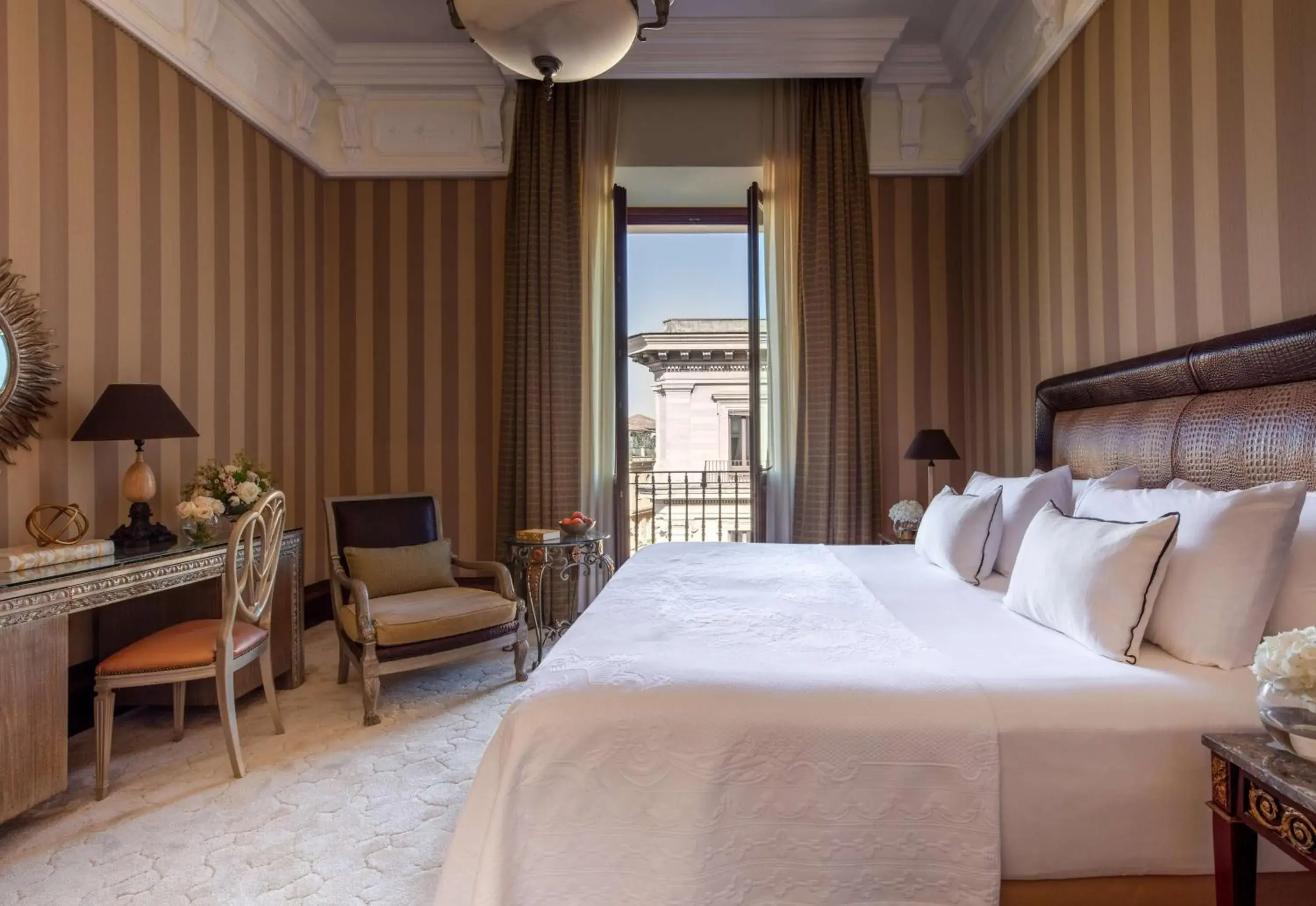 Bedroom, Bed in Anantara Palazzo Naiadi Rome Hotel - A Leading Hotel of the World Bedroom, Bed in Anantara Palazzo Naiadi Rome Hotel - A Leading Hotel of the World