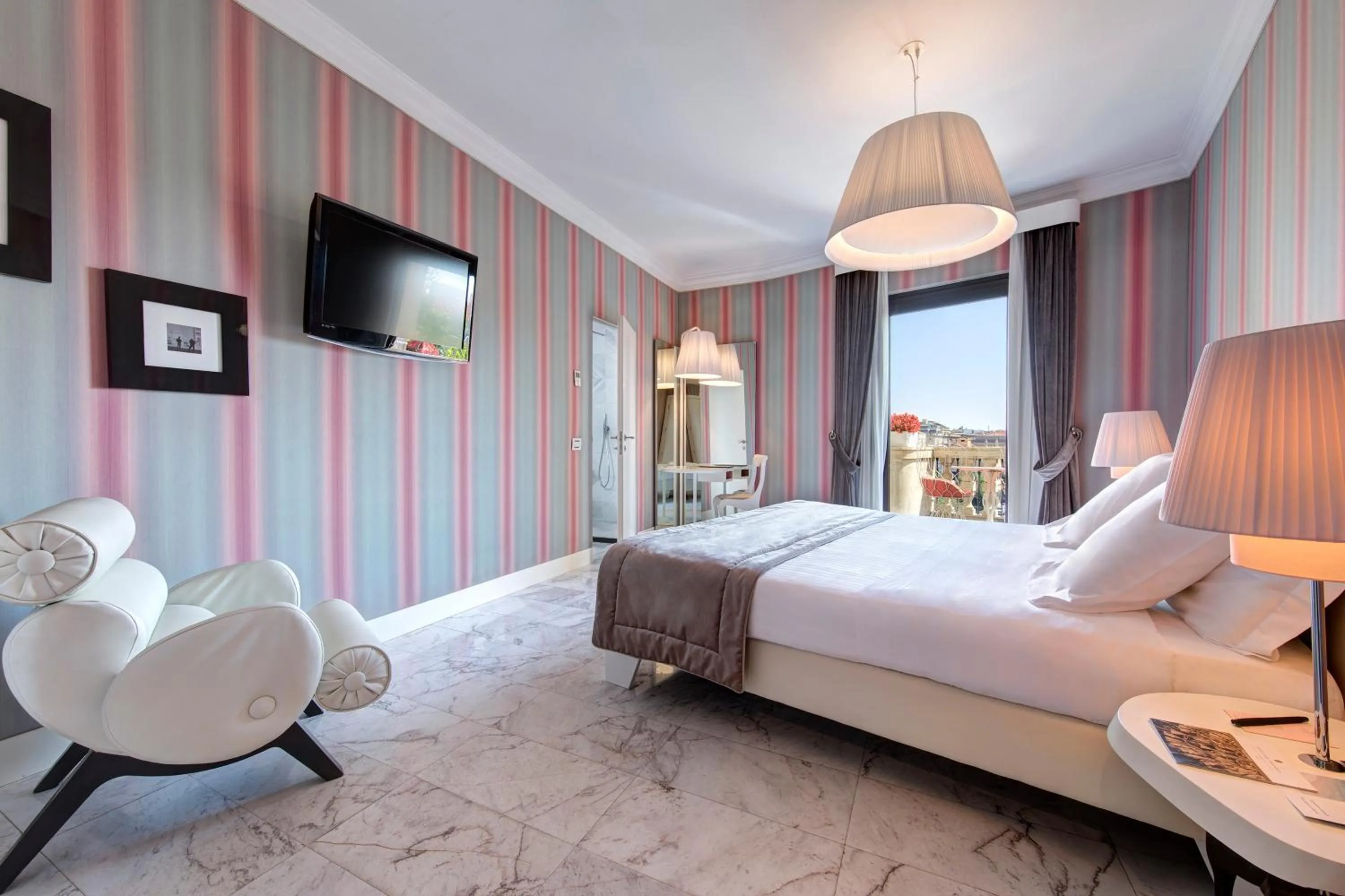 TV and multimedia, Bed in Grand Hotel Palace Rome