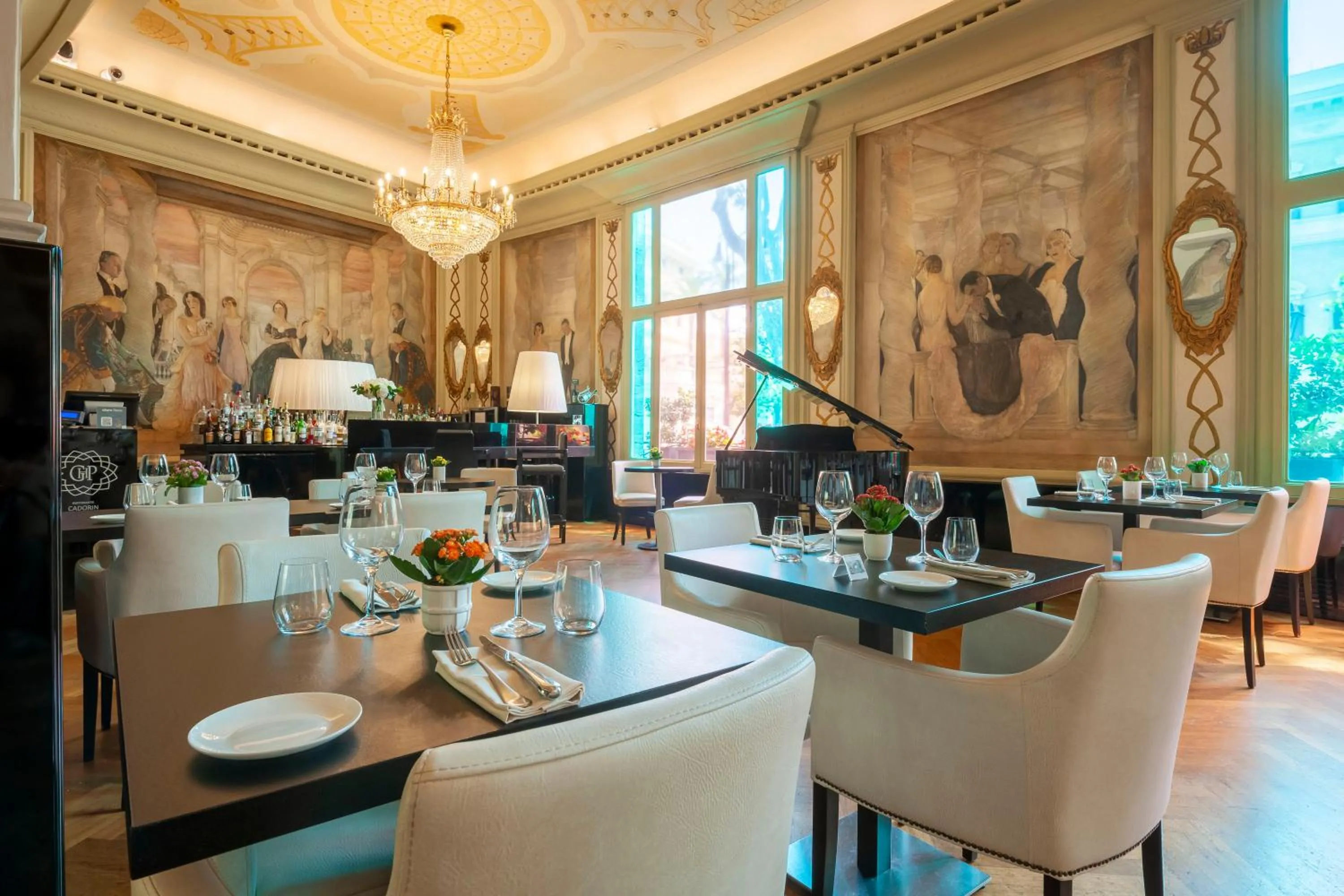 Restaurant/places to eat in Grand Hotel Palace Rome