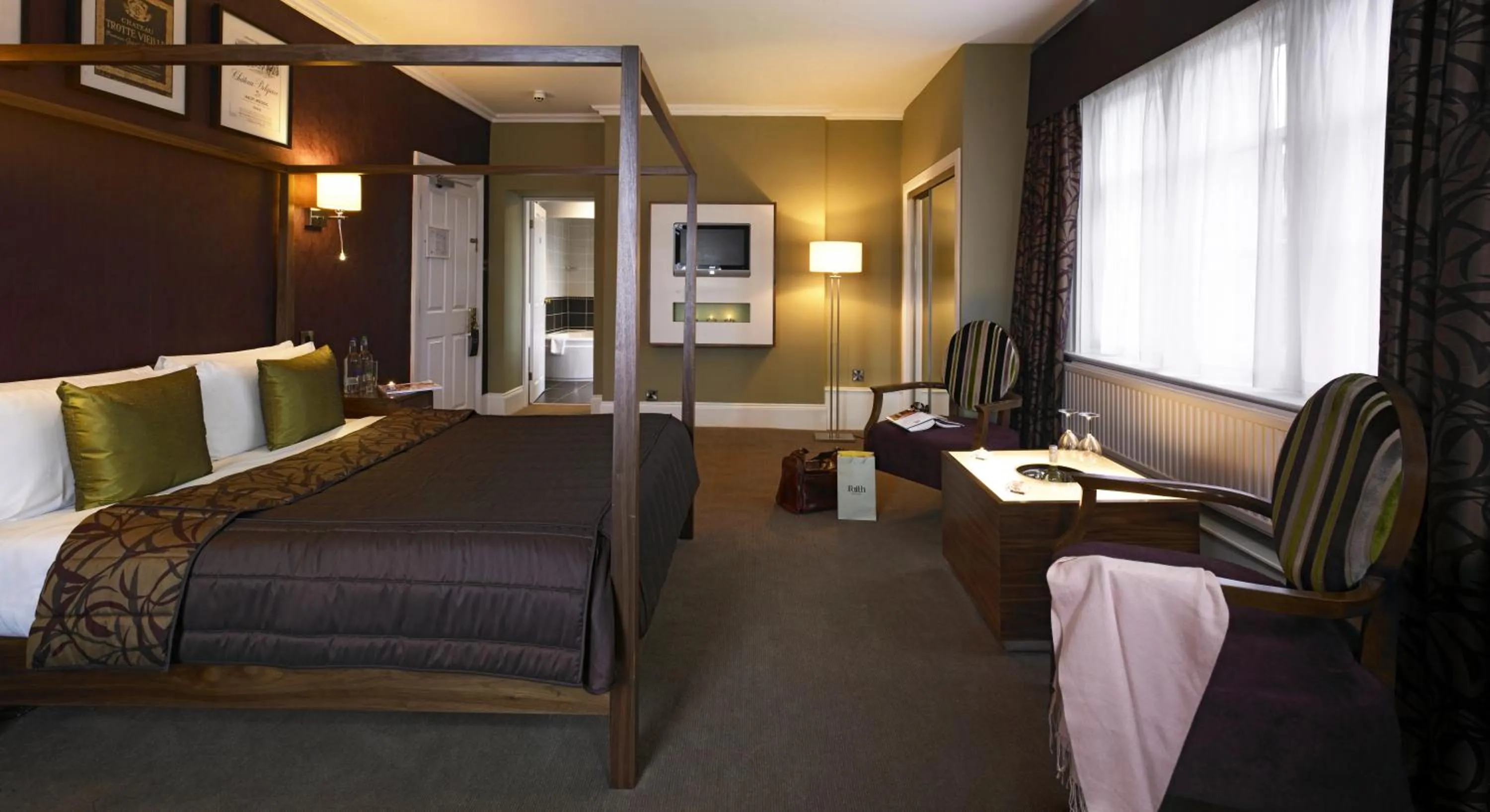 Bed, Seating Area in Derby Midland Hotel, BW Signature Collection