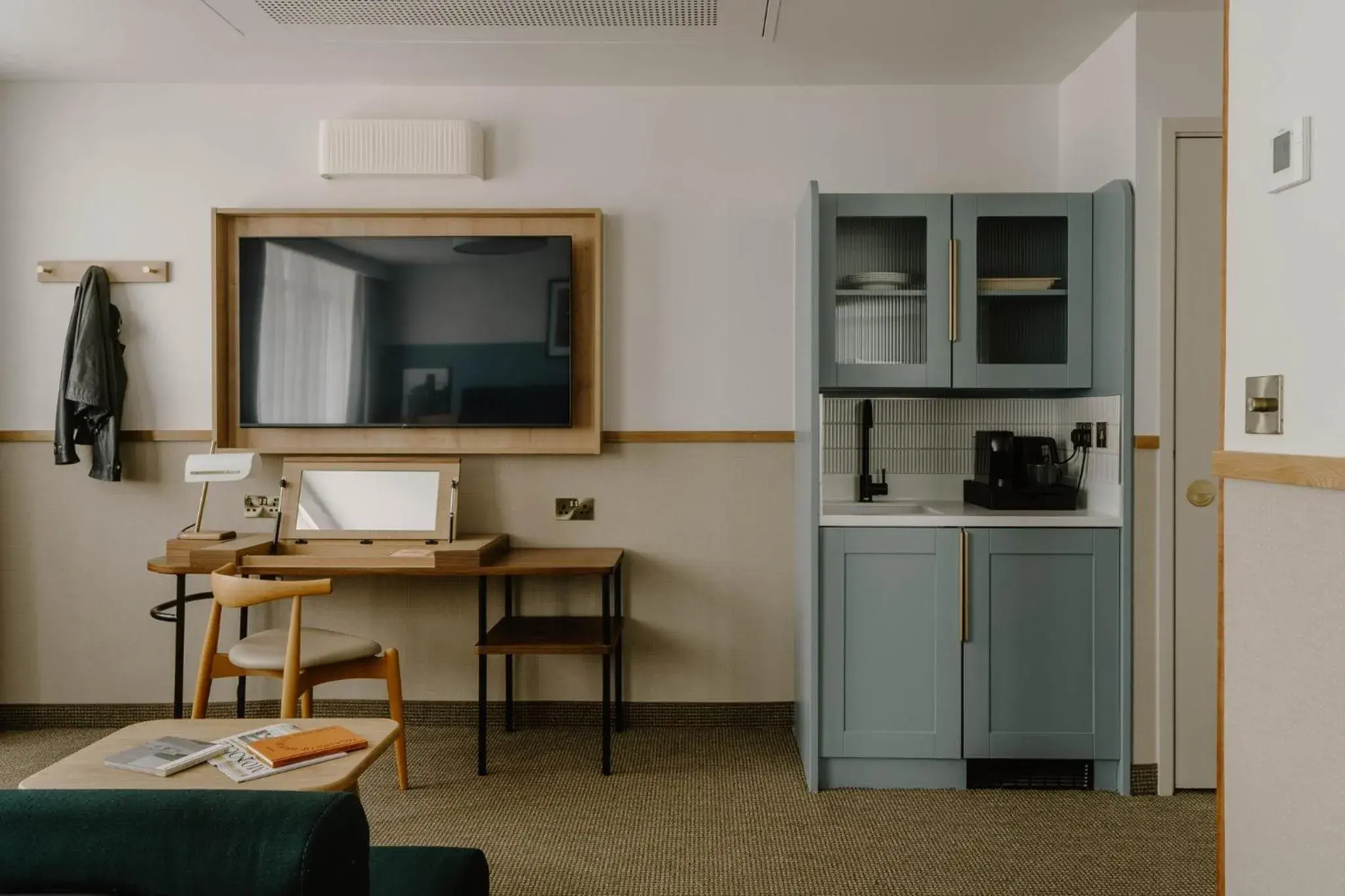 Photo of the whole room in Club Quarters Hotel London City, London Photo of the whole room in Club Quarters Hotel London City, London