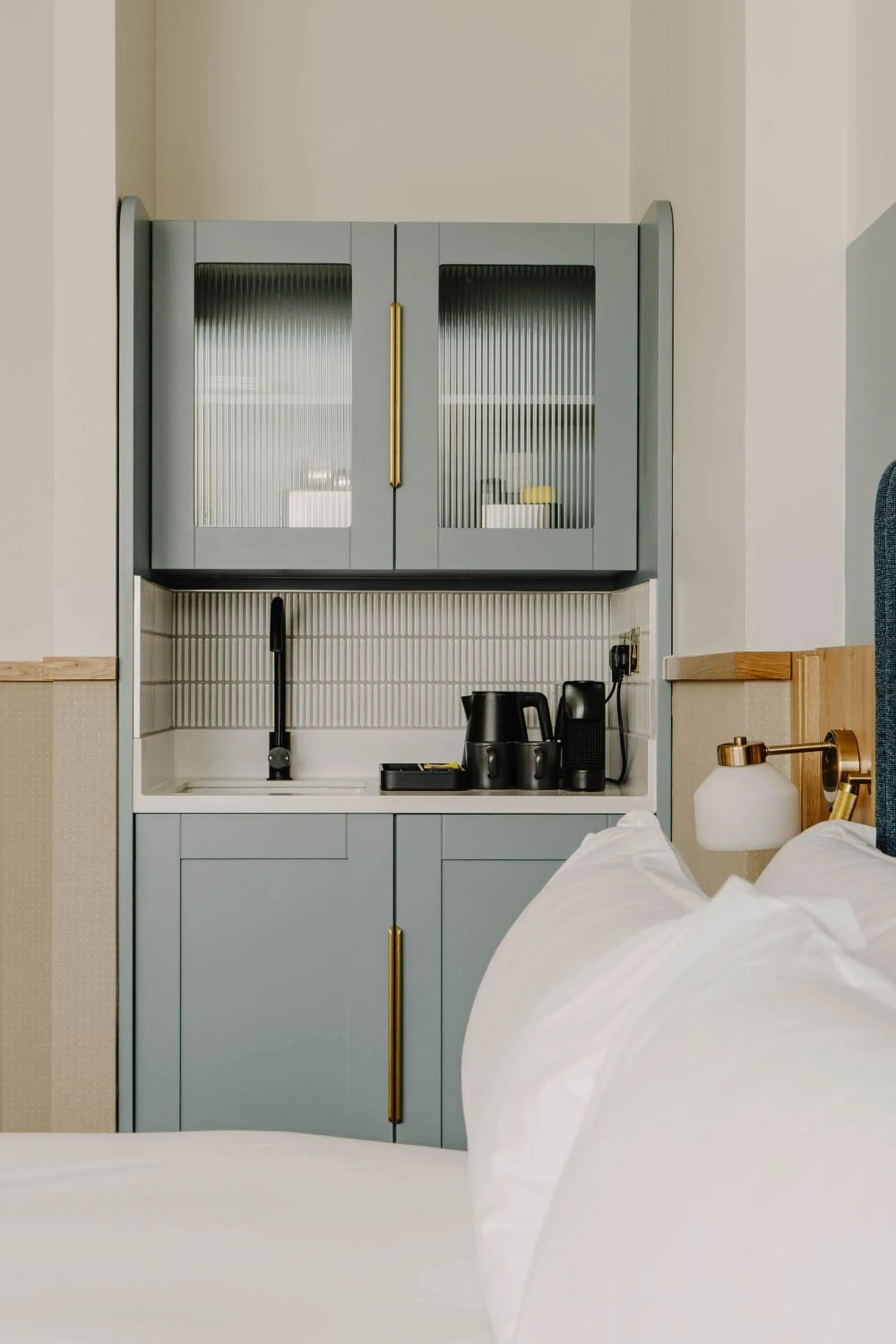 Kitchen or kitchenette, Bed in Club Quarters Hotel London City, London