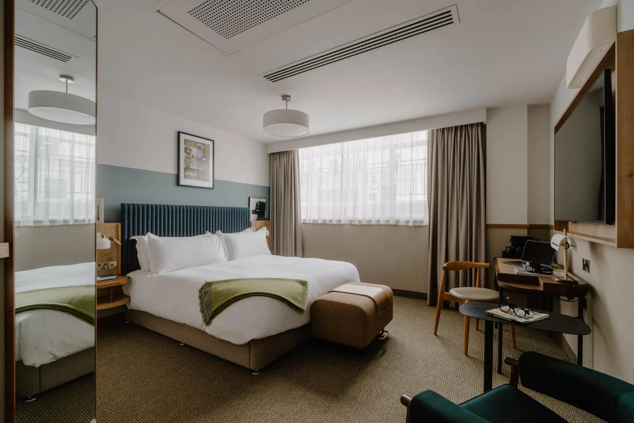 Photo of the whole room, Bed in Club Quarters Hotel London City, London