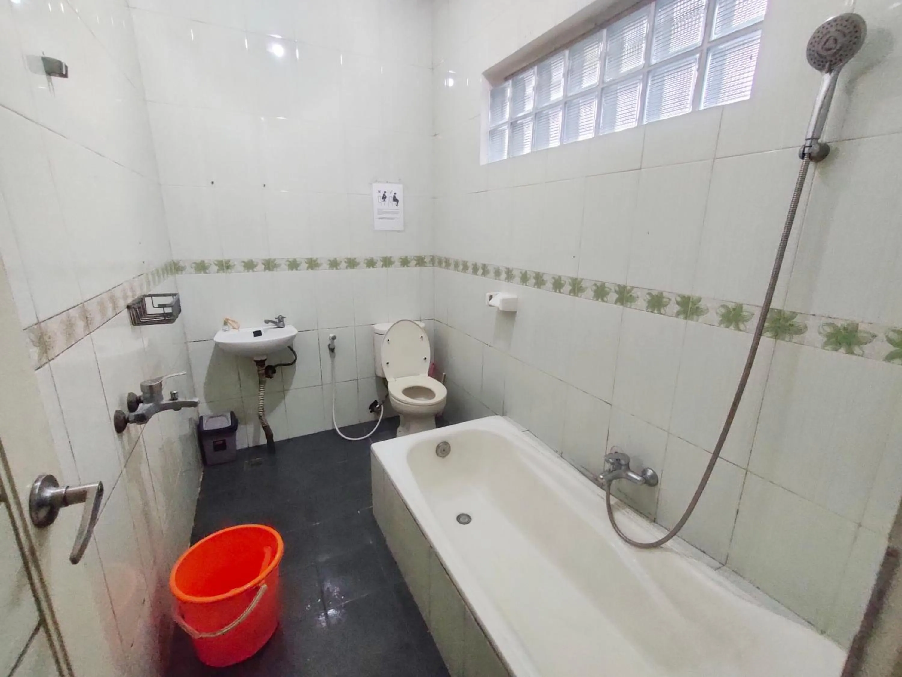 Bathroom in Radio Backpacker Guesthouse Syariah