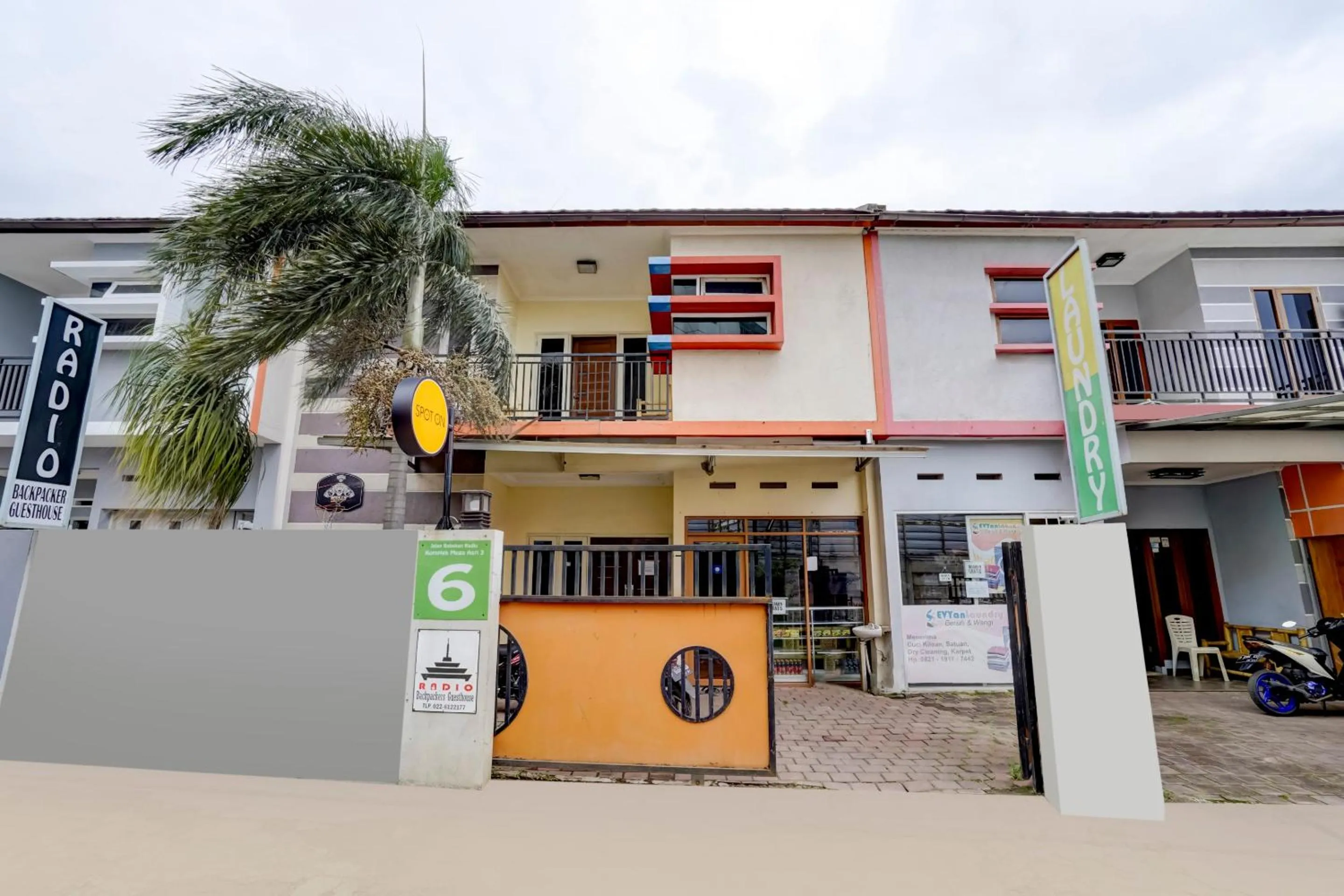 Property building in Radio Backpacker Guesthouse Syariah