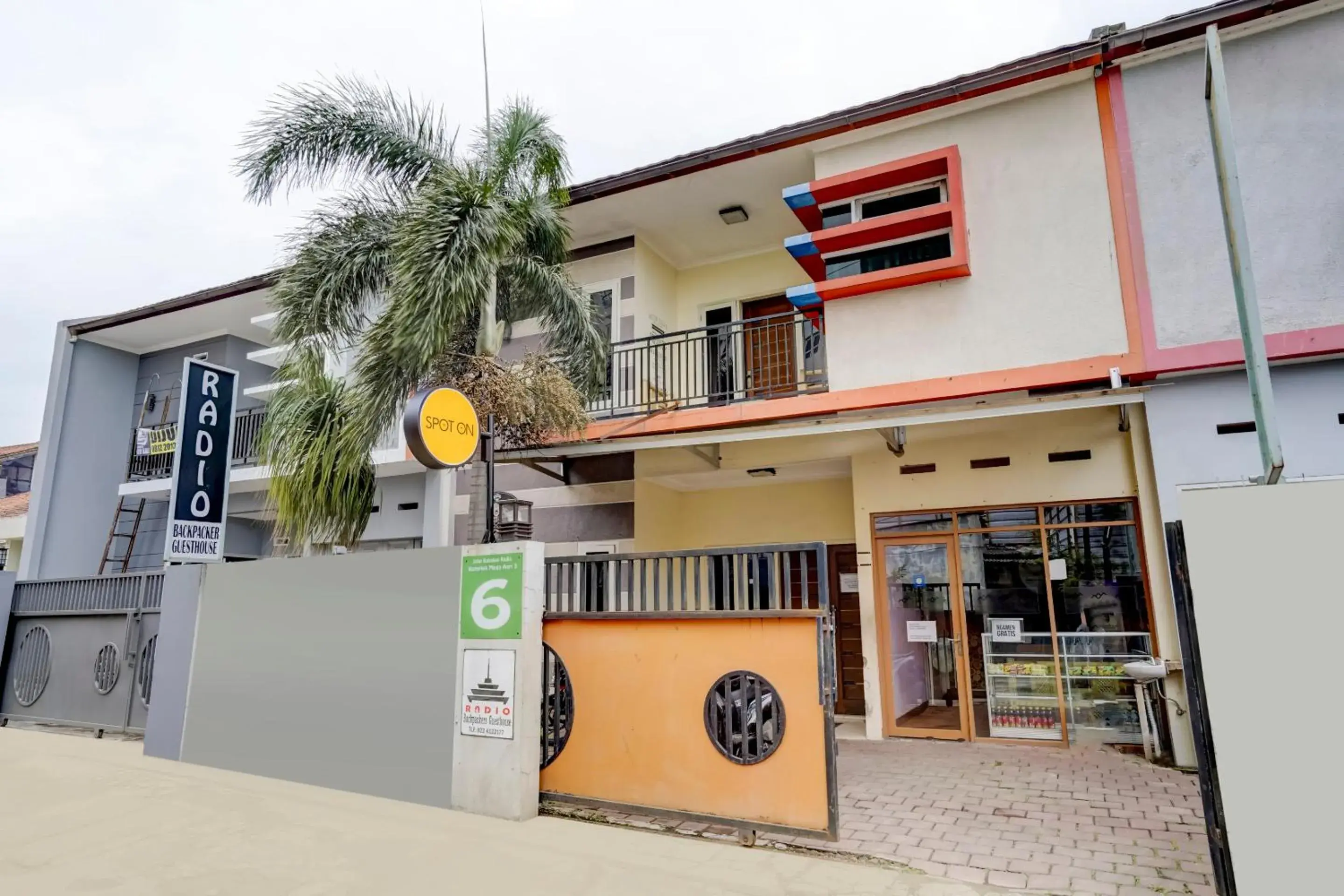 Property building in Radio Backpacker Guesthouse Syariah Property building in Radio Backpacker Guesthouse Syariah
