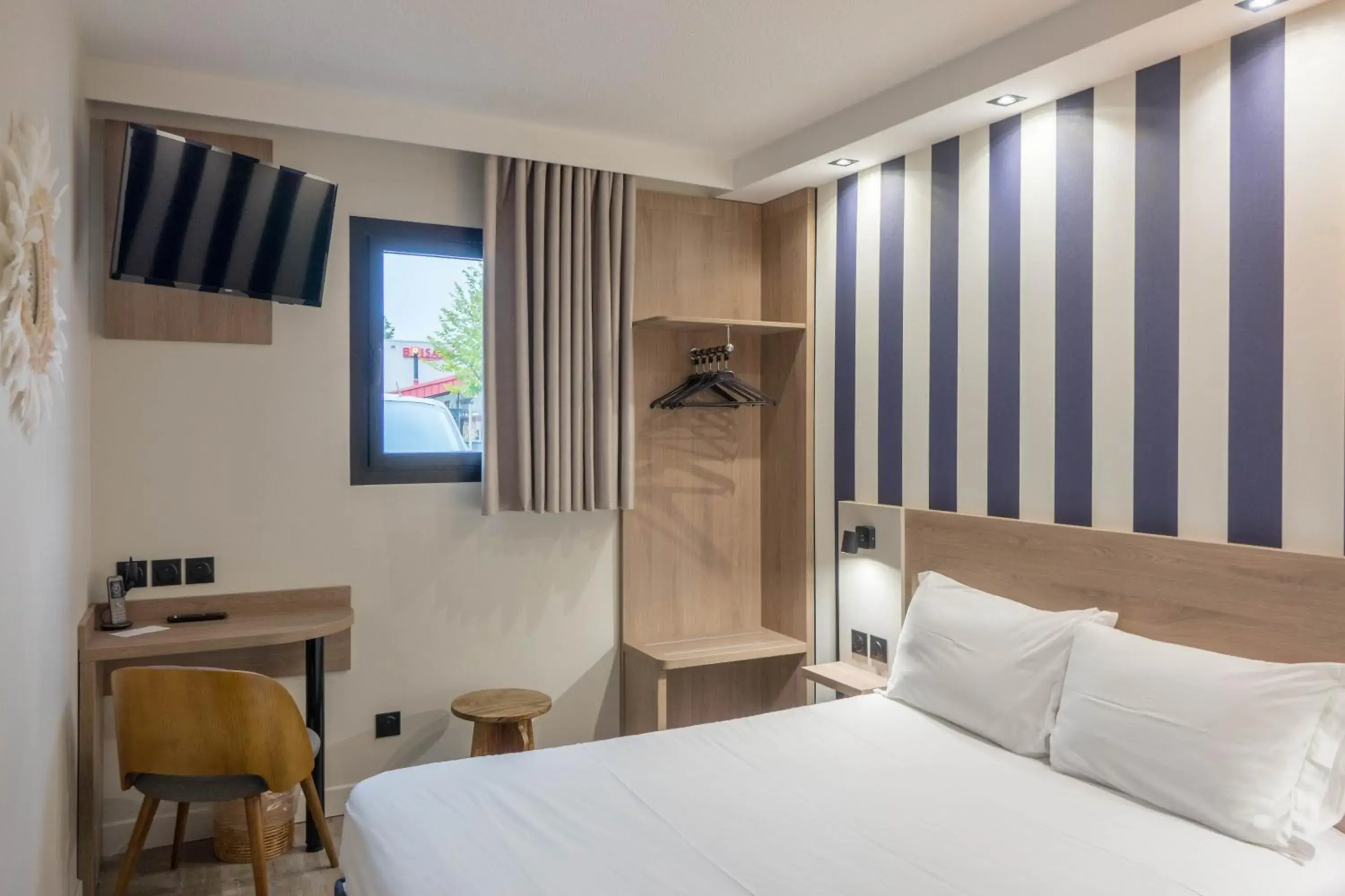 TV and multimedia, Bed in KYRIAD DIRECT ORLEANS NORD - Cap Saran TV and multimedia, Bed in KYRIAD DIRECT ORLEANS NORD - Cap Saran