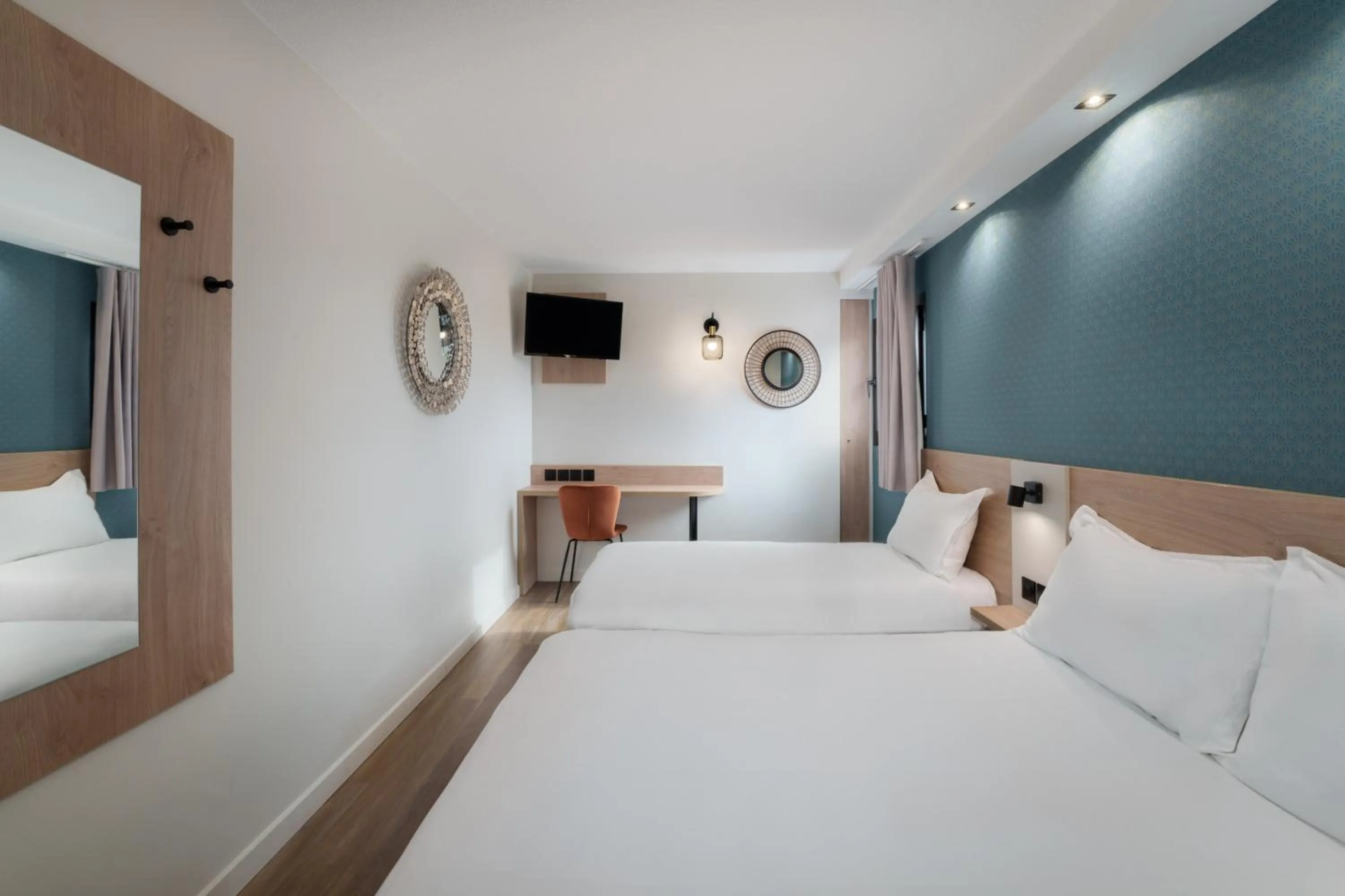 Property building, Bed in KYRIAD DIRECT ORLEANS NORD - Cap Saran