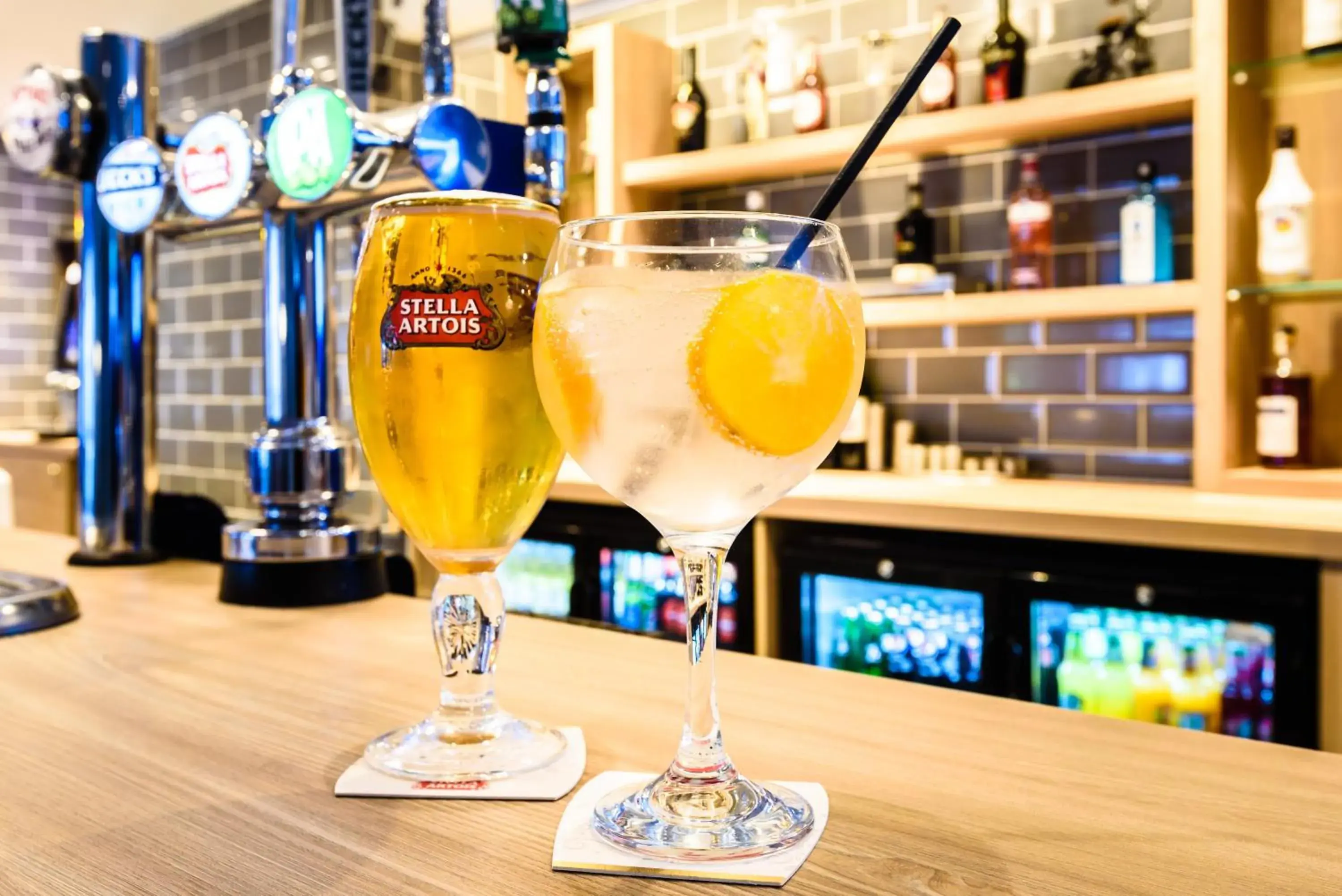 Lounge or bar in Holiday Inn Express Portsmouth Gunwharf Quays by IHG Lounge or bar in Holiday Inn Express Portsmouth Gunwharf Quays by IHG