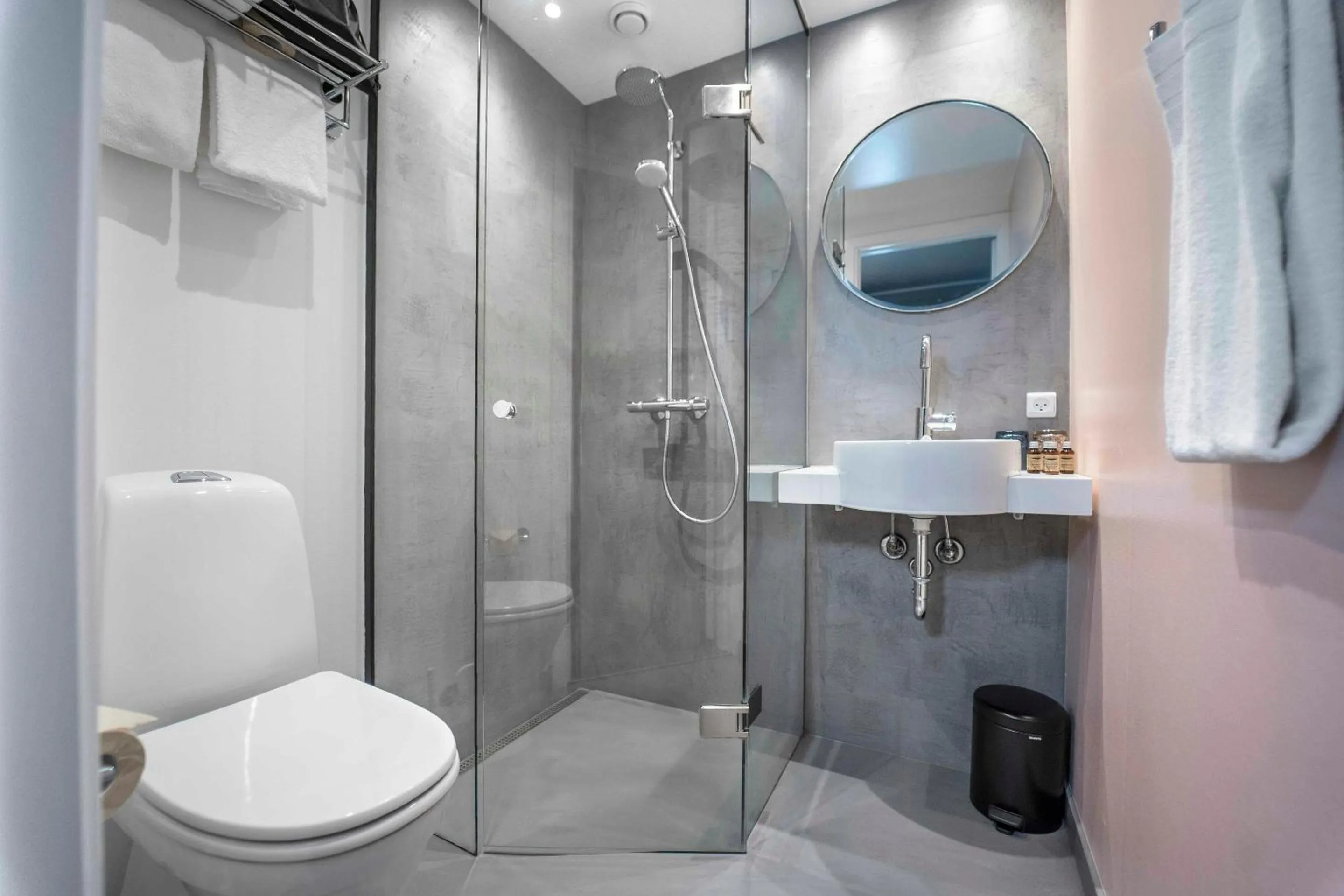 Bathroom in Motel One Copenhagen