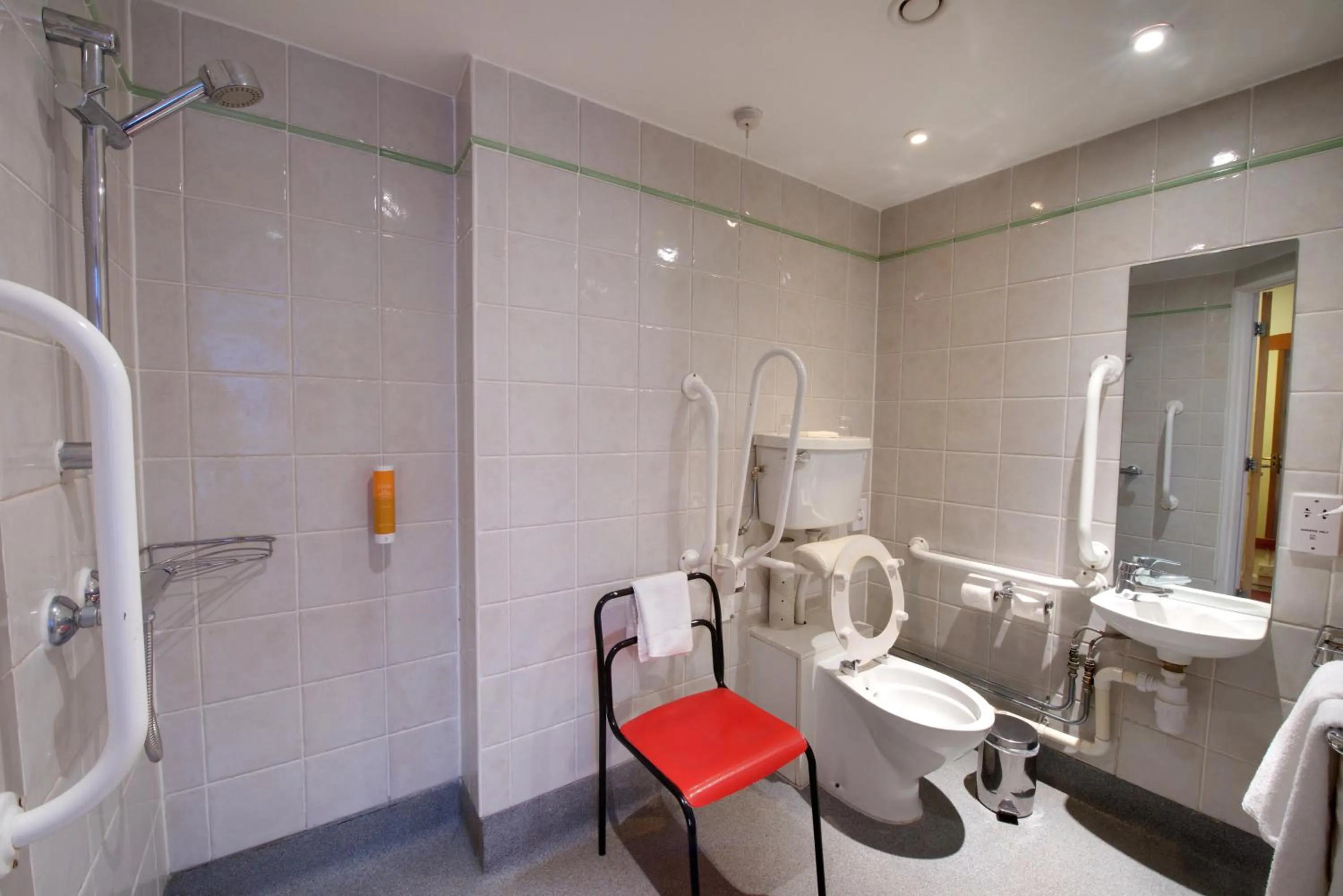 Facility for disabled guests, Bathroom in Waterloo Hub Hotel and Suites
