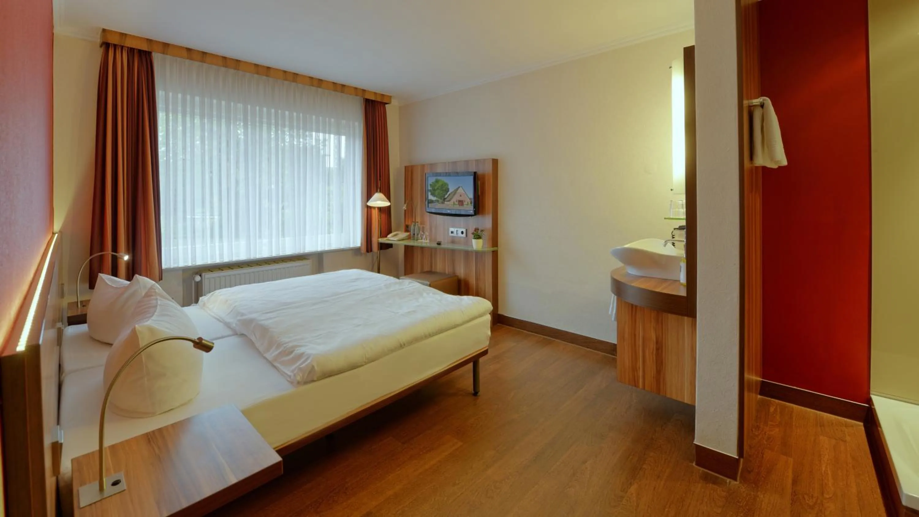 Photo of the whole room, Bed in Landhotel Zur Eiche