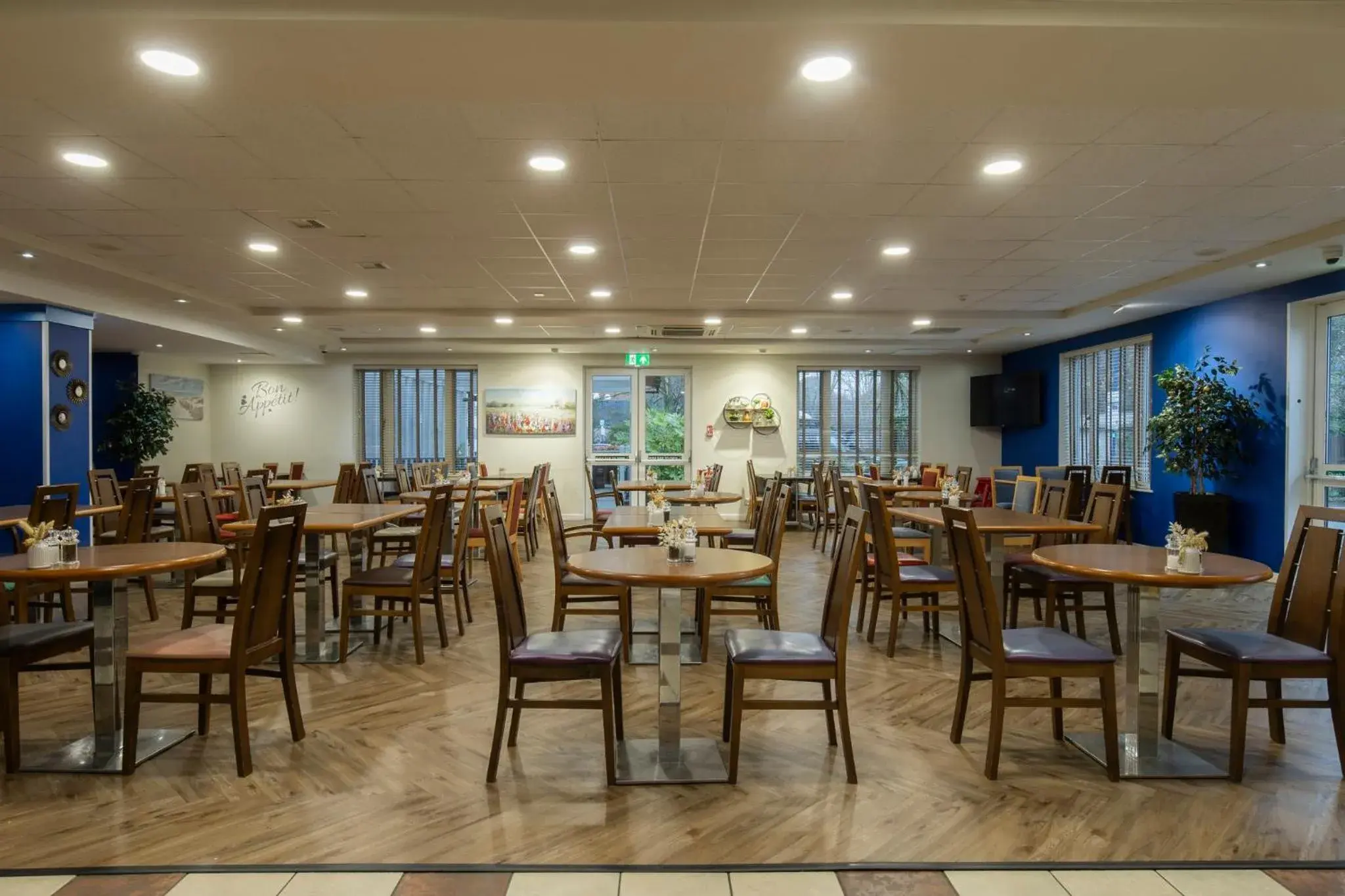 Restaurant/places to eat in Holiday Inn Express Poole by IHG Restaurant/places to eat in Holiday Inn Express Poole by IHG