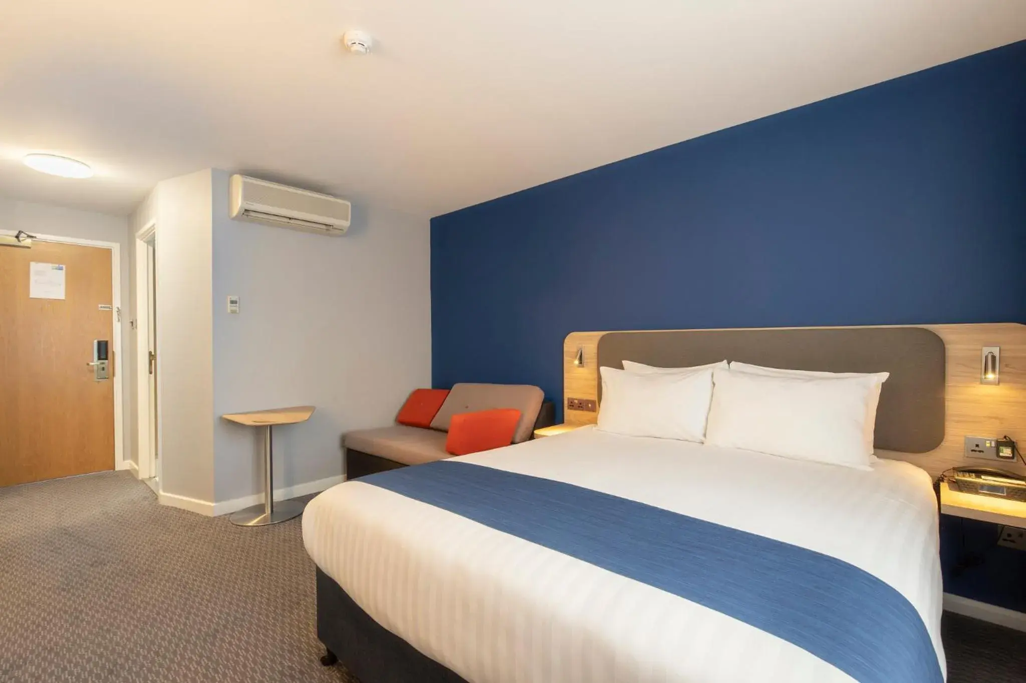 Photo of the whole room, Bed in Holiday Inn Express Poole by IHG Photo of the whole room, Bed in Holiday Inn Express Poole by IHG