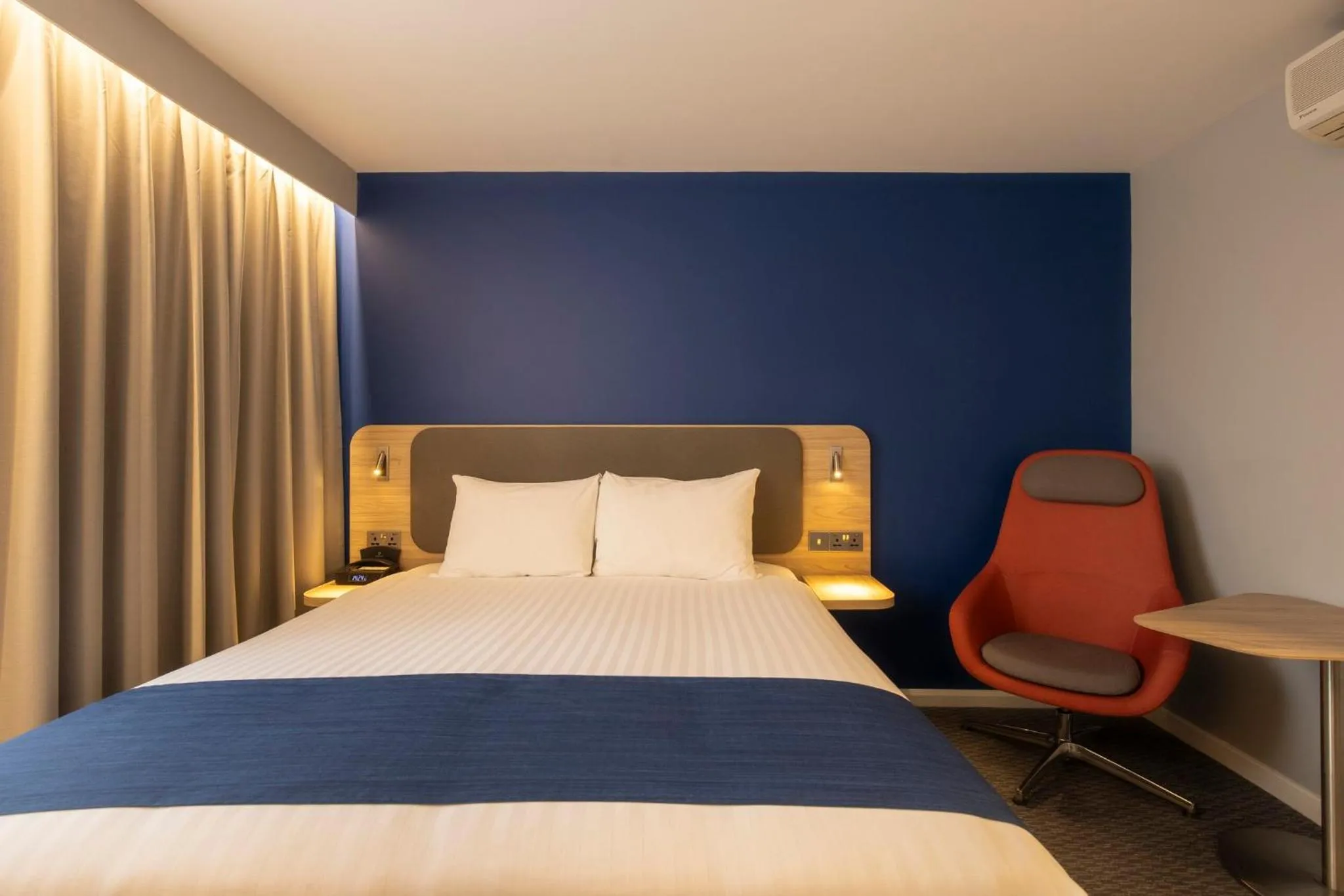 Photo of the whole room, Bed in Holiday Inn Express Poole by IHG