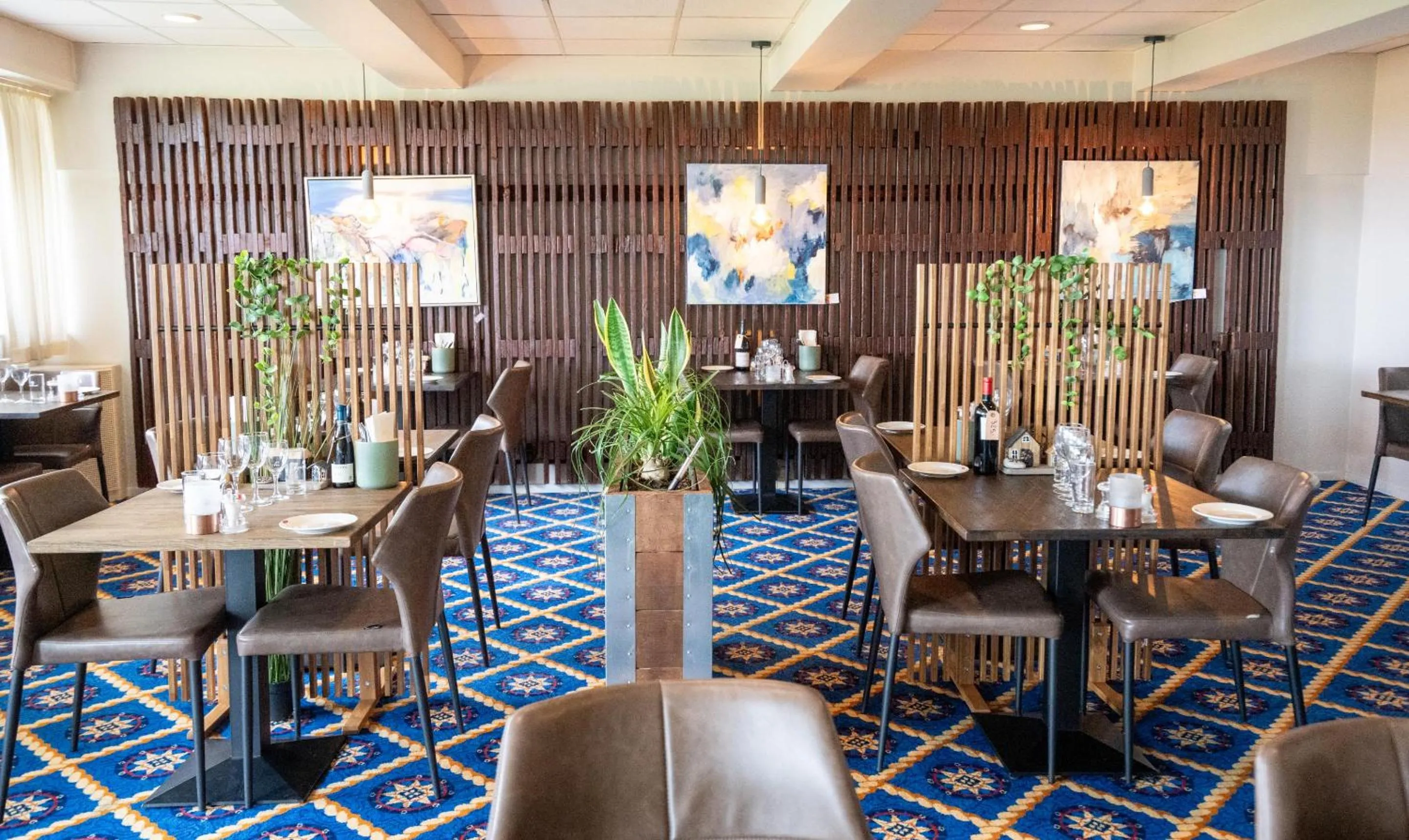 Restaurant/places to eat in Hotel Marina