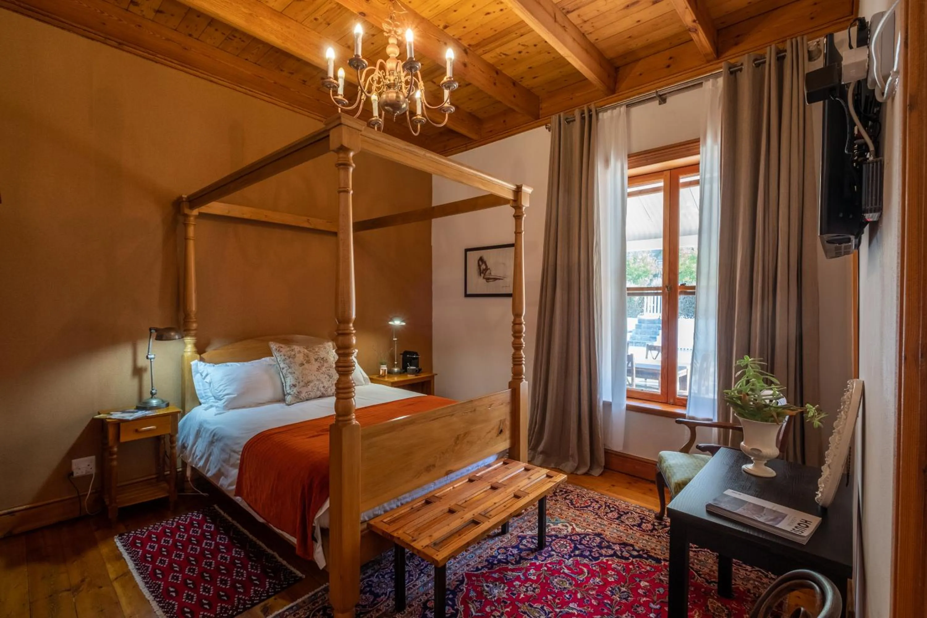 Photo of the whole room, Bed in Merindol Manor