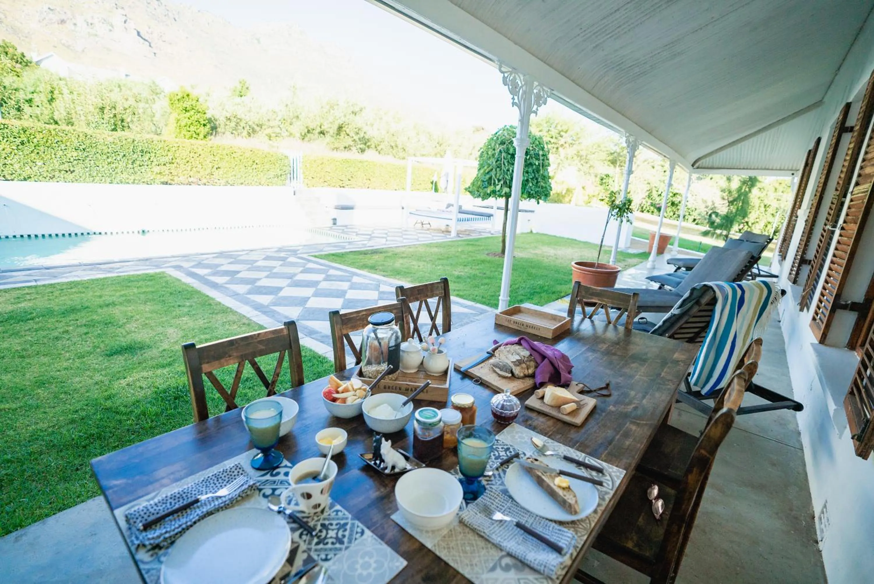 Restaurant/places to eat in Merindol Manor