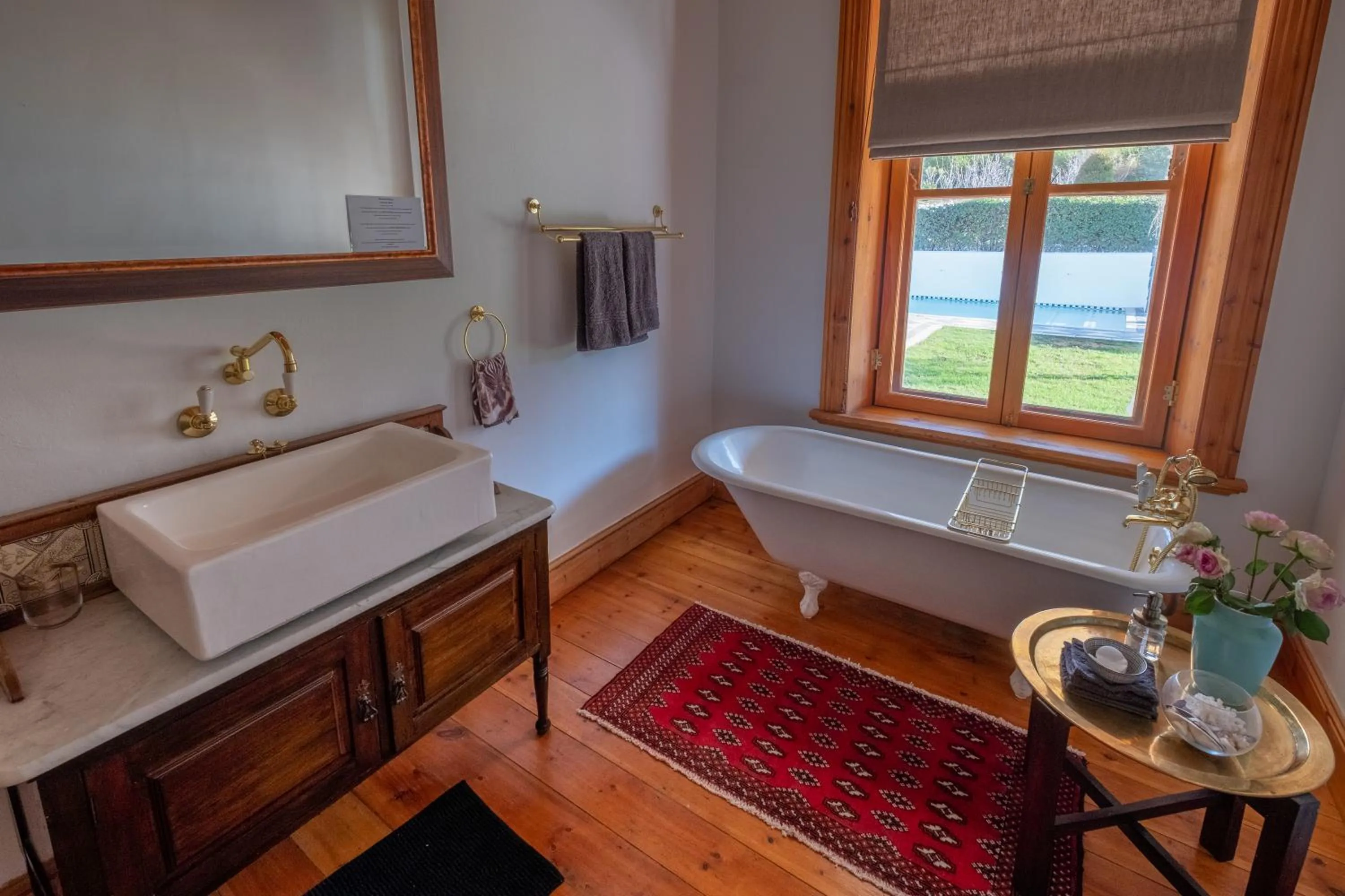 Bathroom, Bed in Merindol Manor