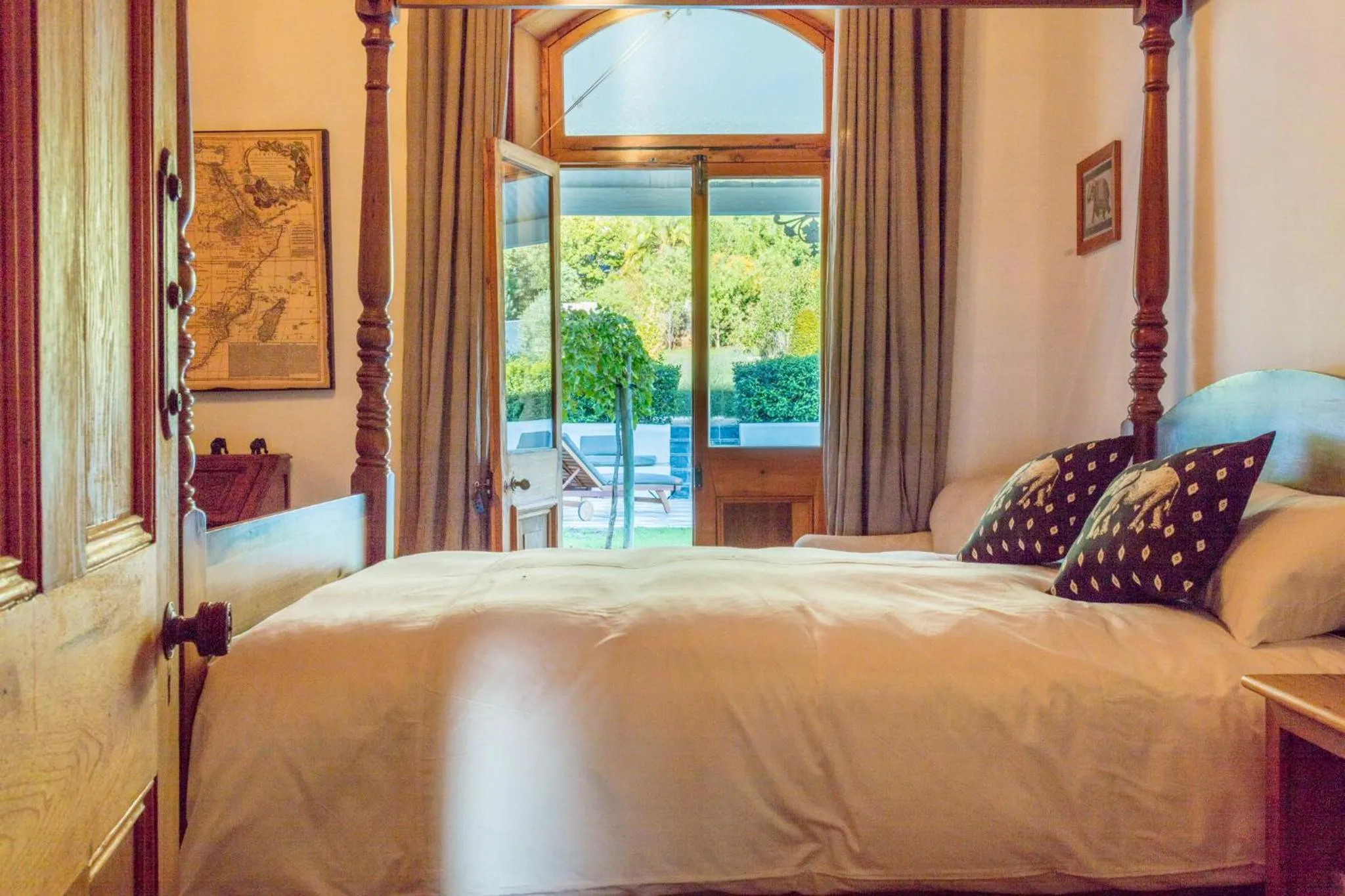 Photo of the whole room, Bed in Merindol Manor