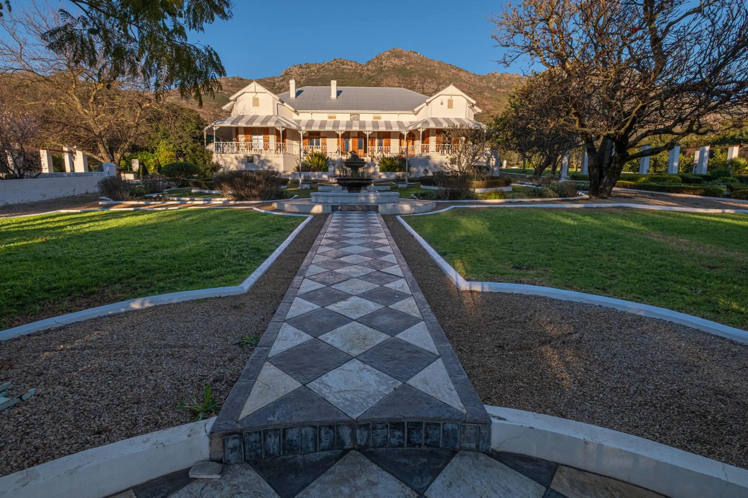 Property building in Merindol Manor