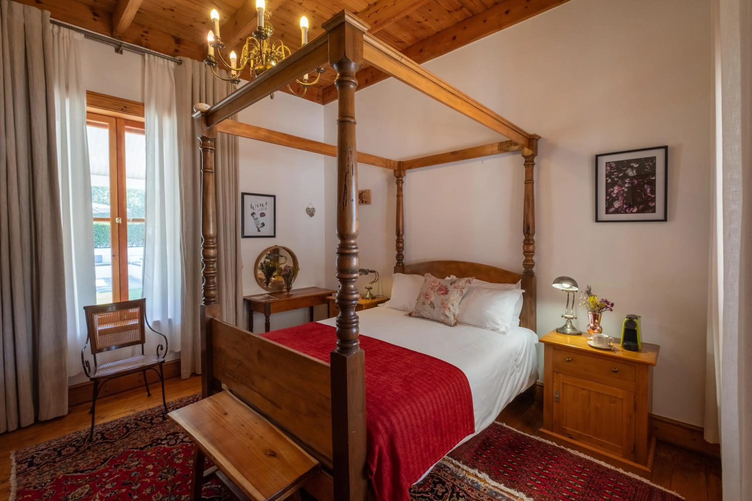 Photo of the whole room, Bed in Merindol Manor