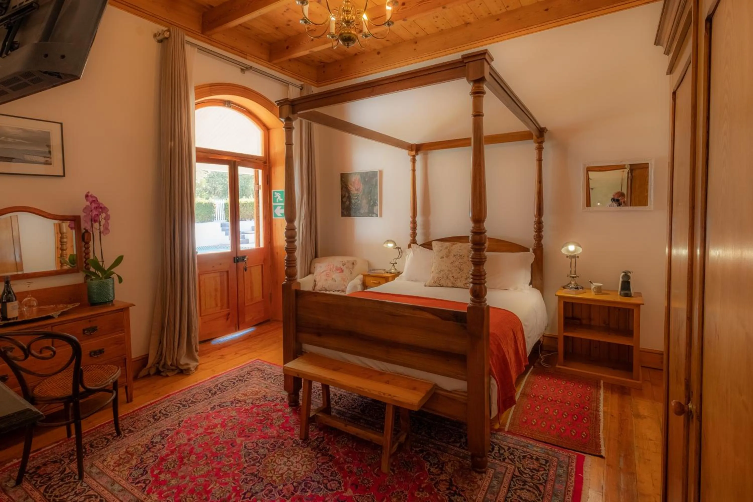 Photo of the whole room, Bed in Merindol Manor