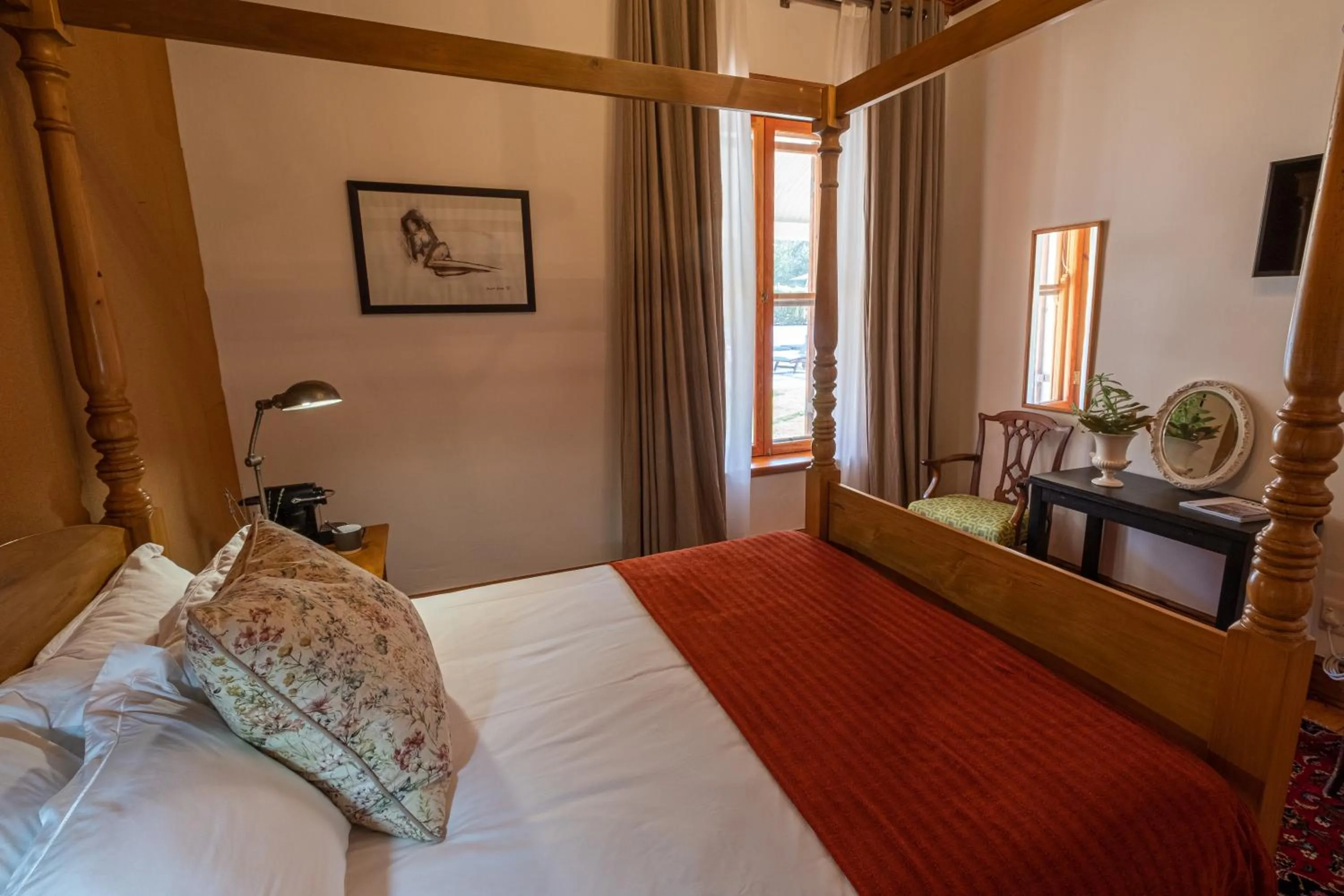 Photo of the whole room, Bed in Merindol Manor