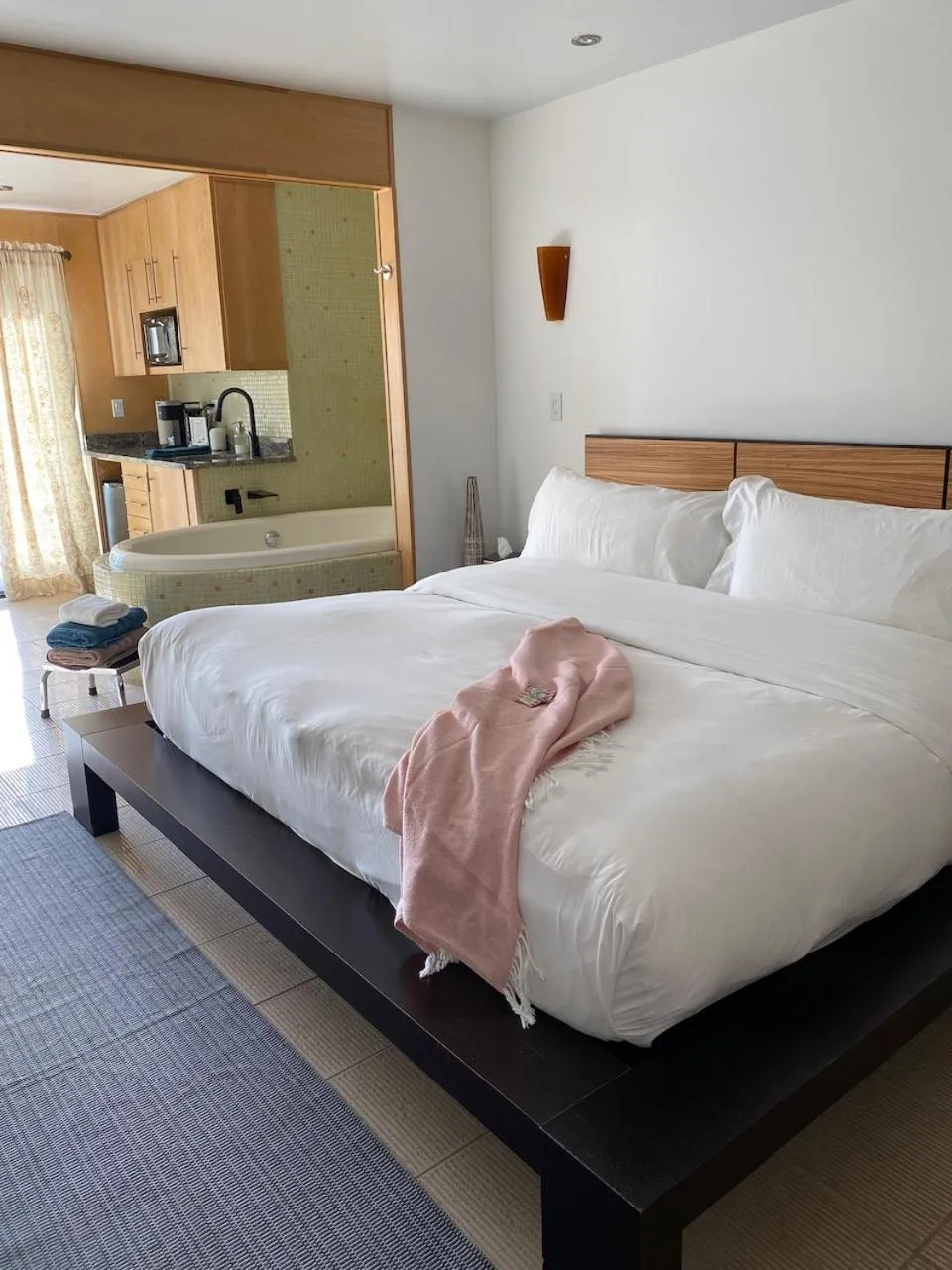 Kitchen or kitchenette, Bed in Pikes Peak Paradise Bed and Breakfast