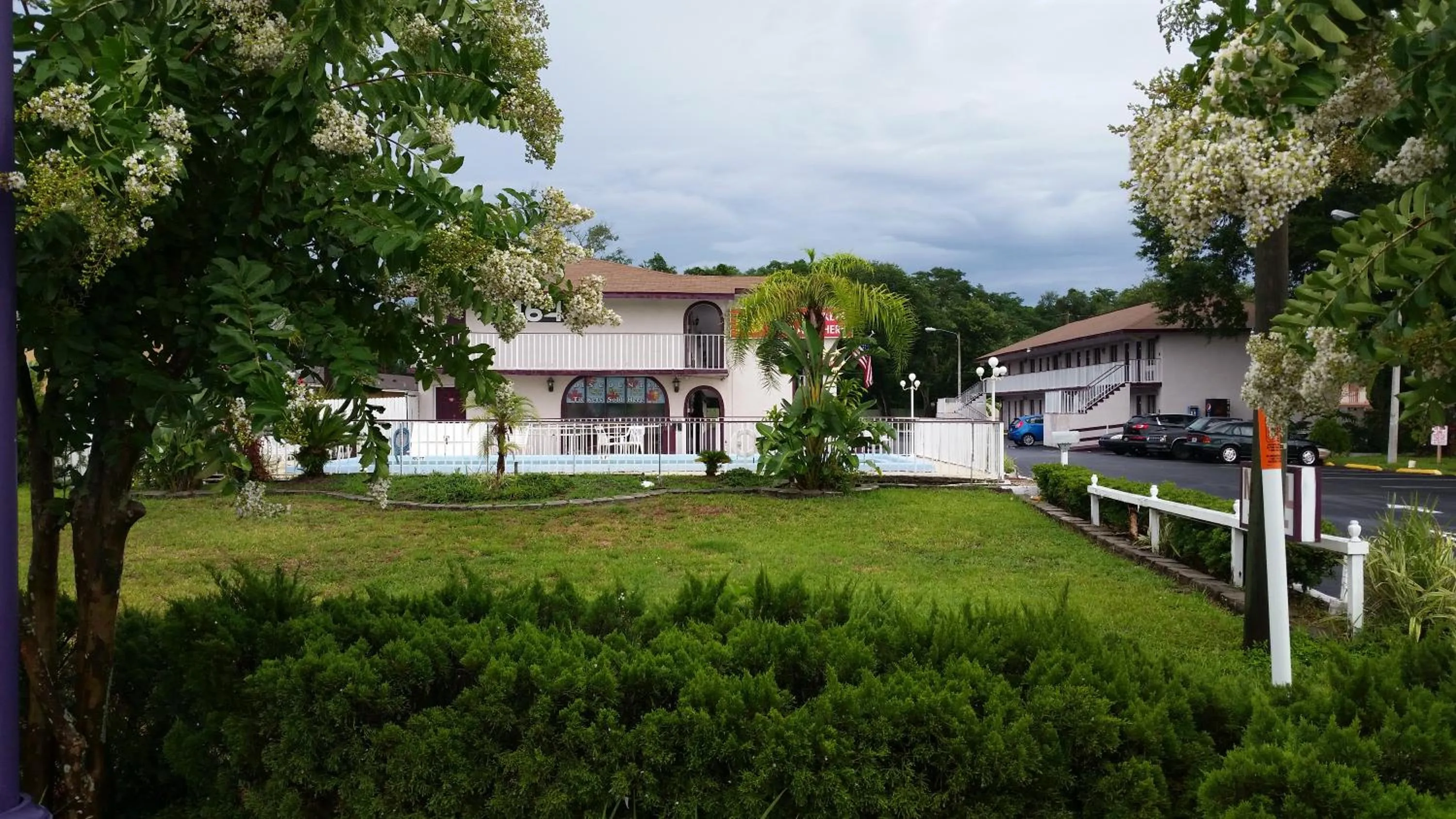 Maple Leaf Inn & Suites