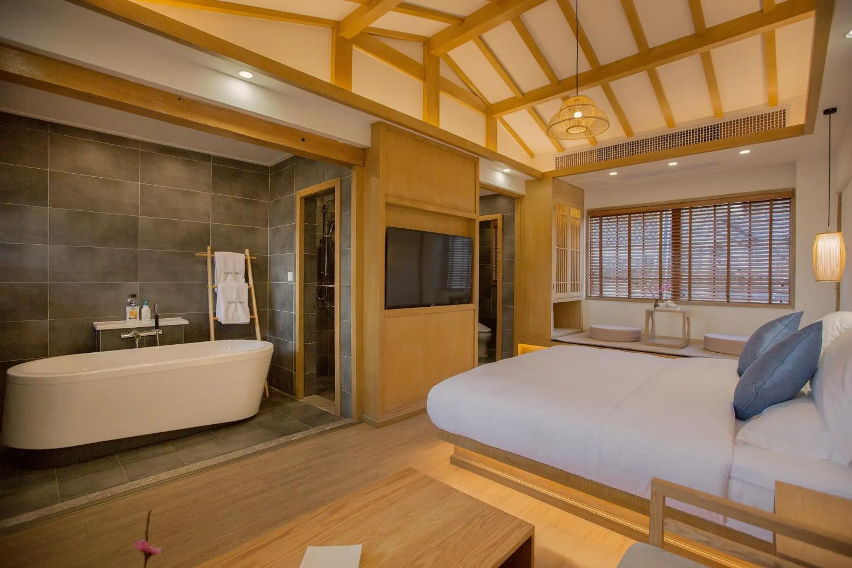 Deluxe King Room with Bath - Extra Bed on Request (Free Use of Shared Washing machine, Tea Tasting) in Jianshe Inn Deluxe King Room with Bath - Extra Bed on Request (Free Use of Shared Washing machine, Tea Tasting) in Jianshe Inn