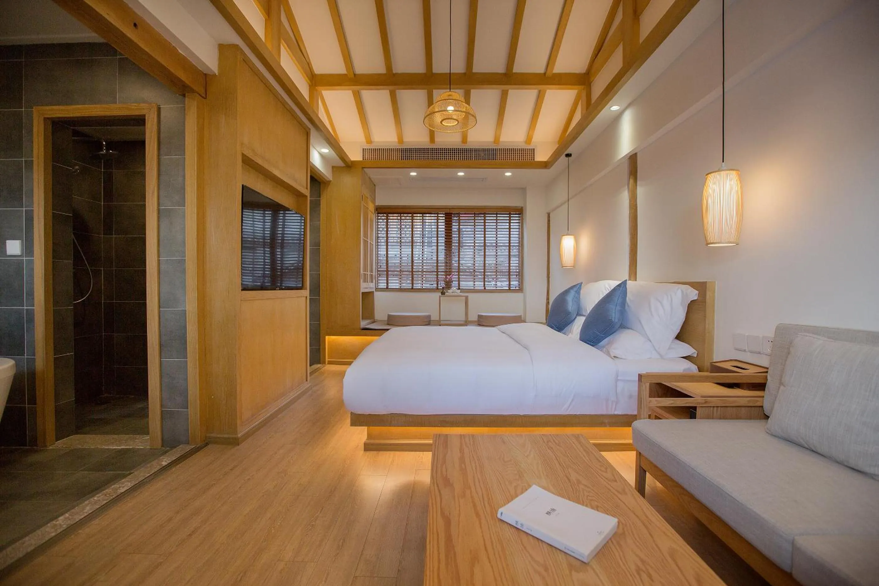 Photo of the whole room, Bed in Jianshe Inn