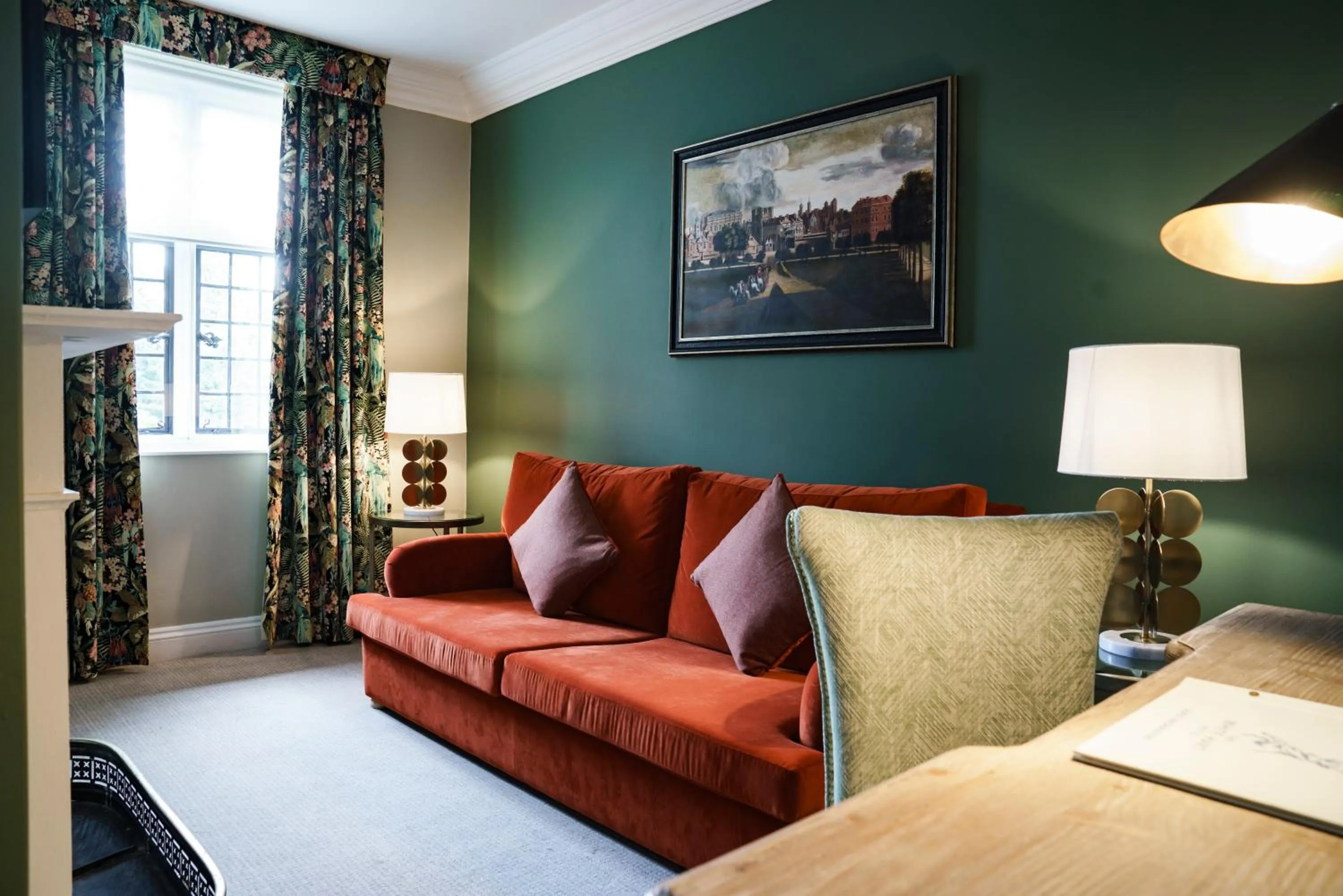 Seating area, Bed in The White Hart Hotel