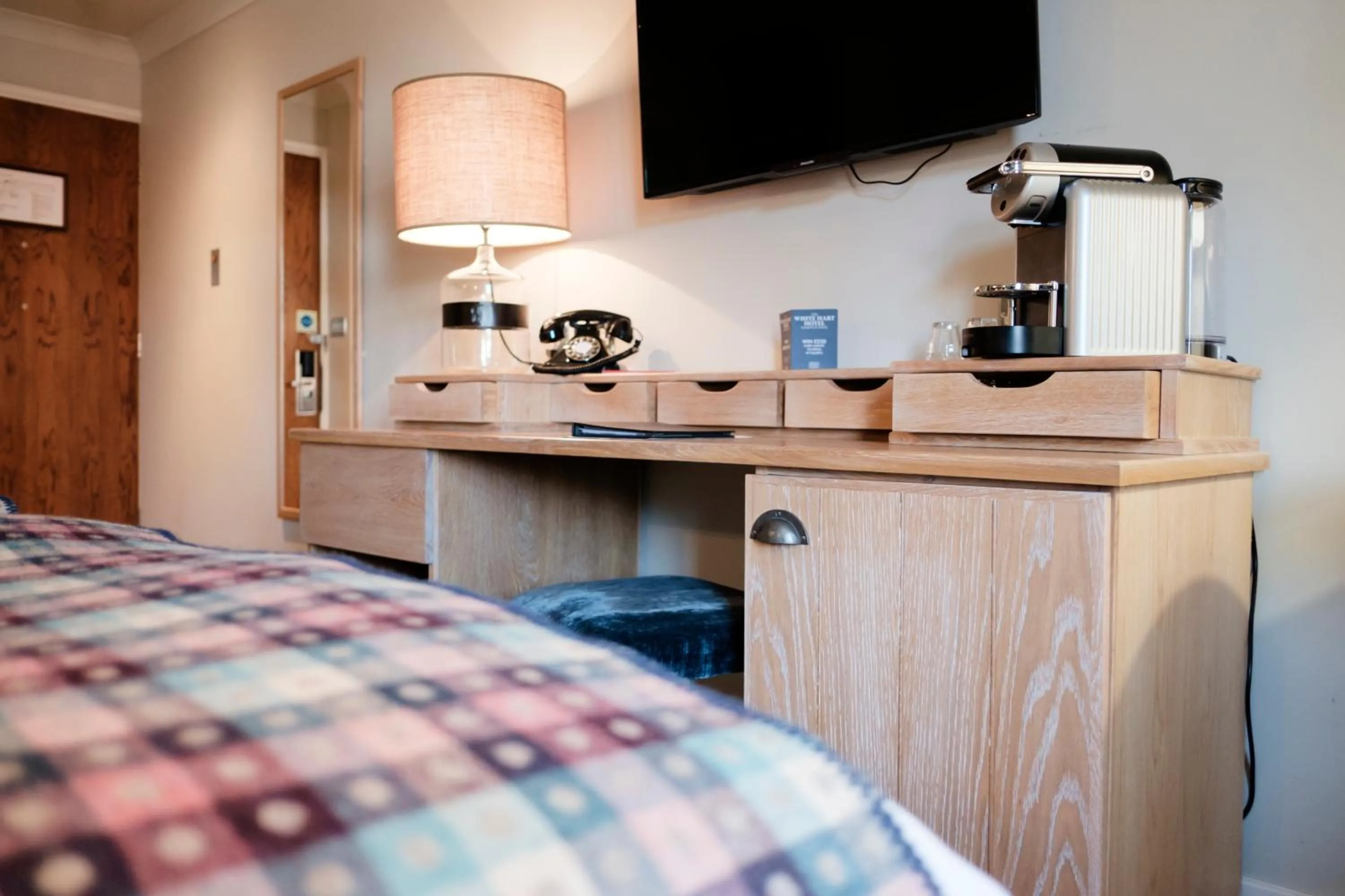 Bedroom, Bed in The White Hart Hotel