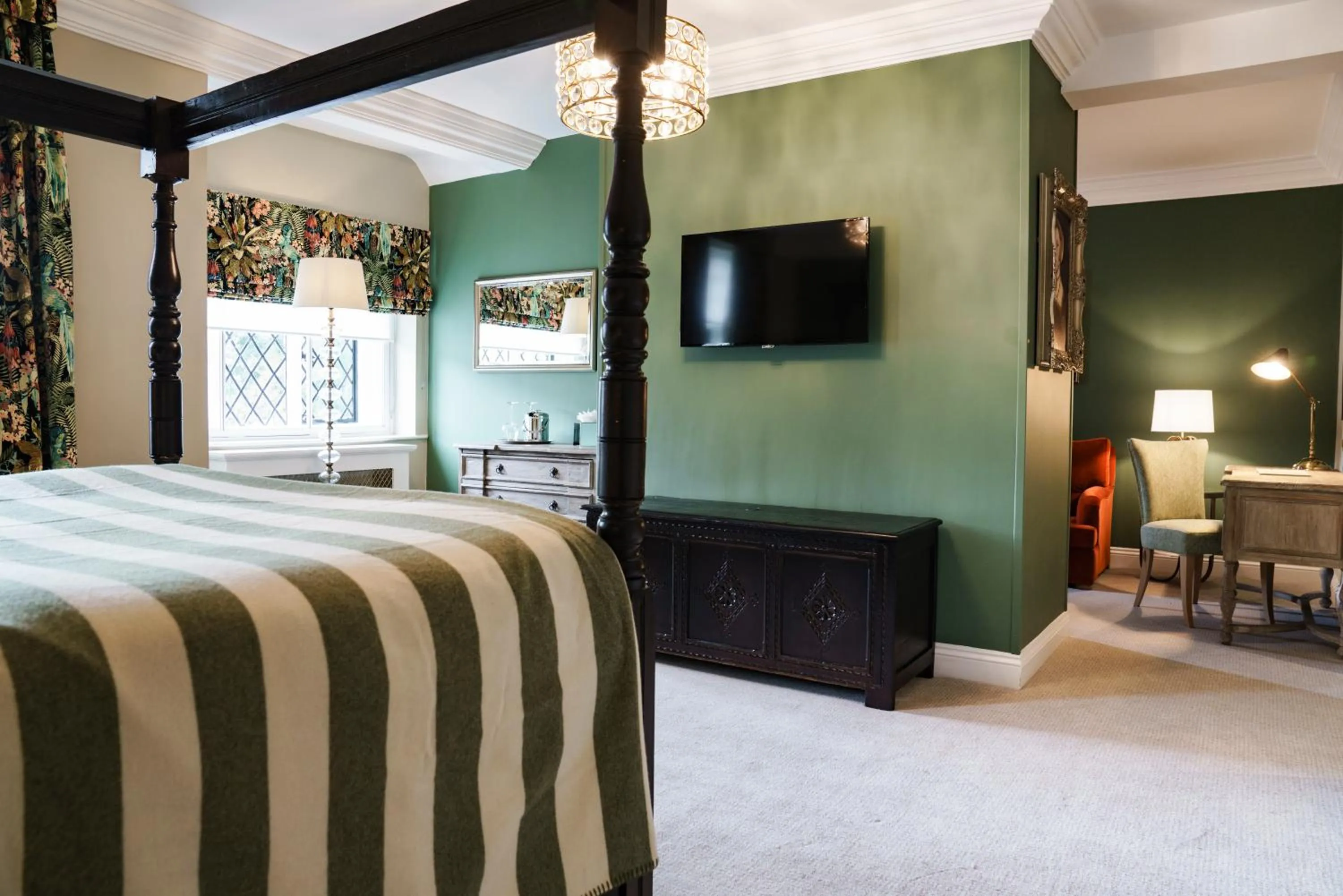 Photo of the whole room, Bed in The White Hart Hotel