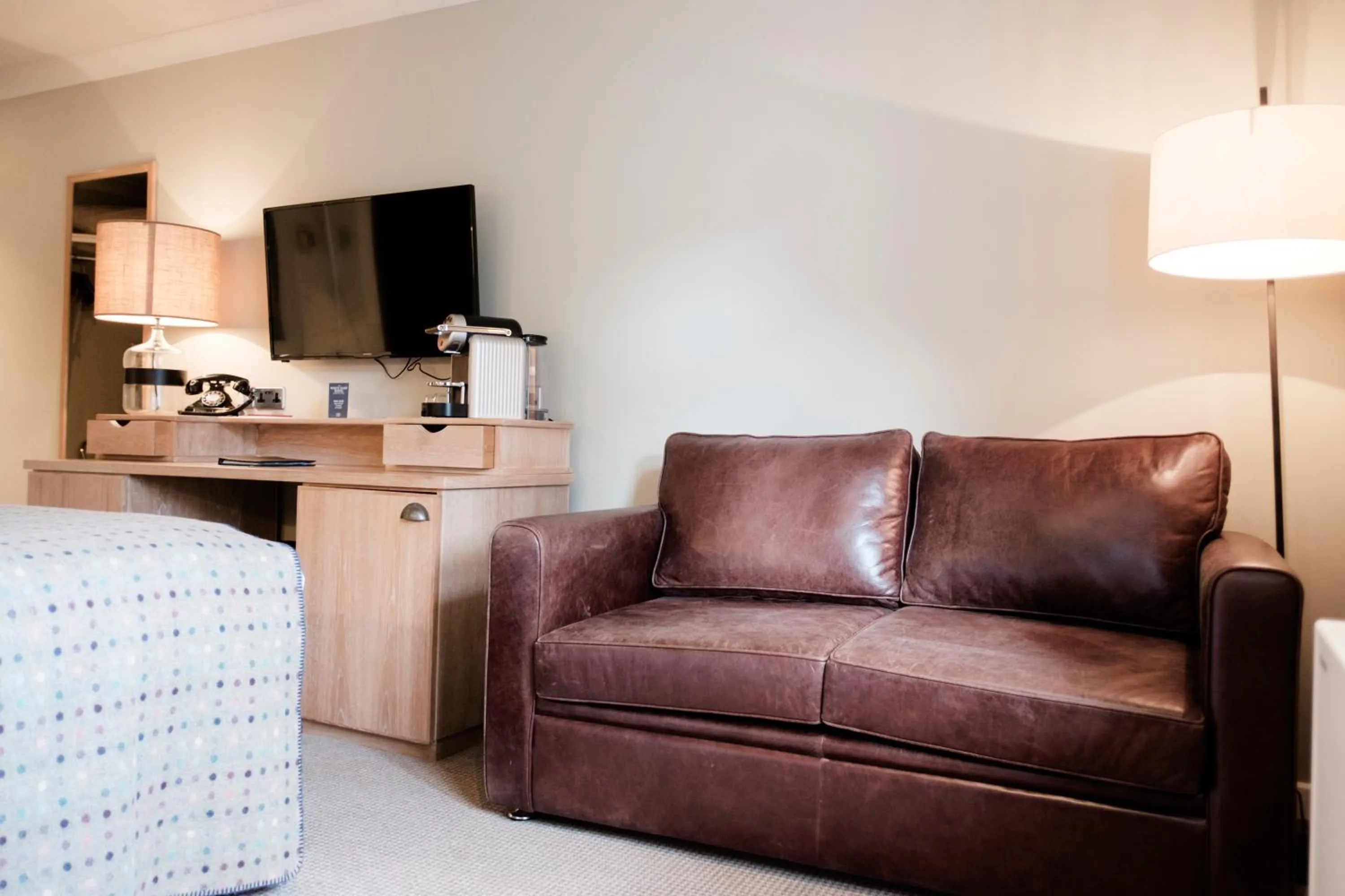 TV and multimedia in The White Hart Hotel