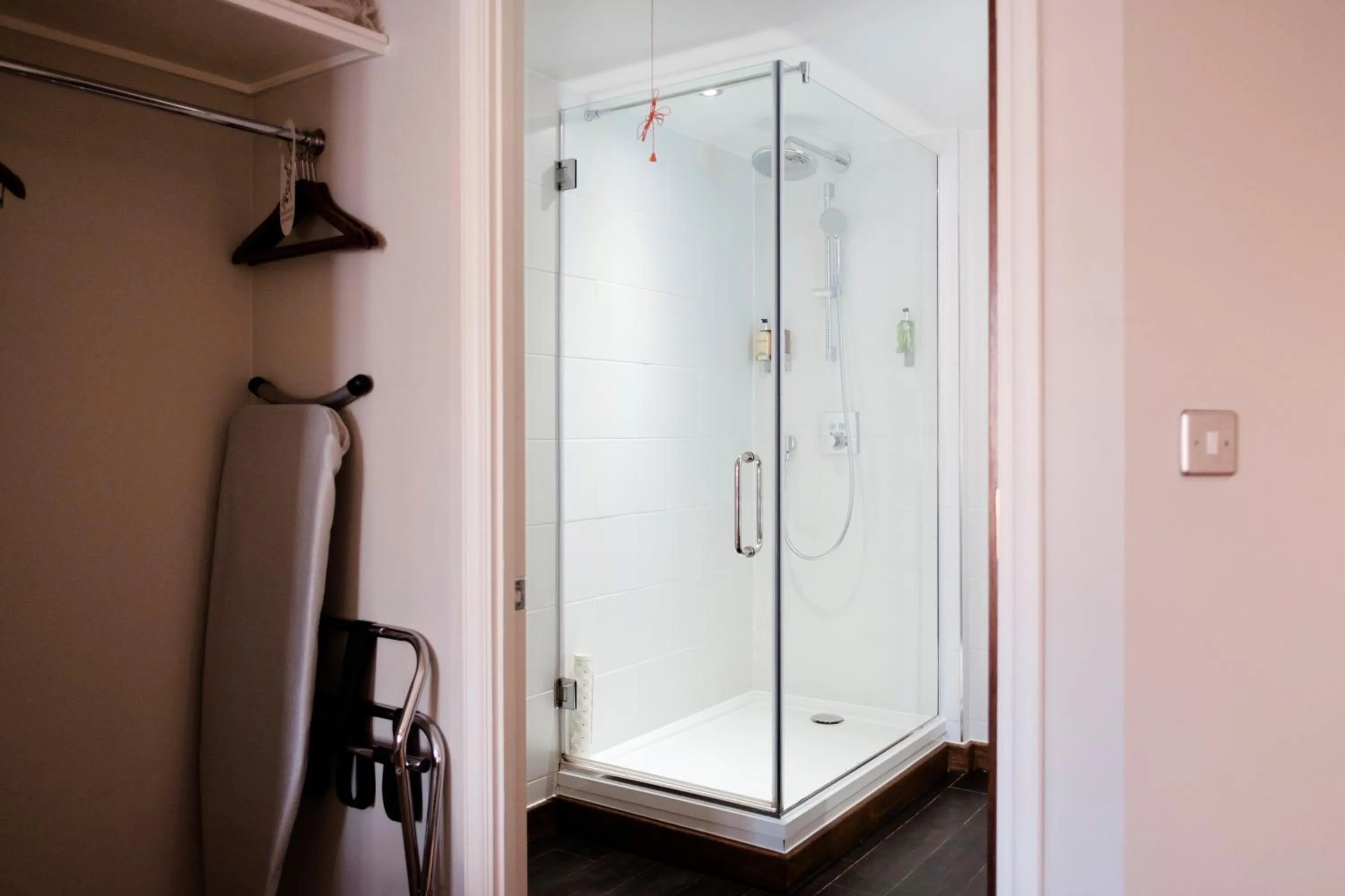 Shower in The White Hart Hotel