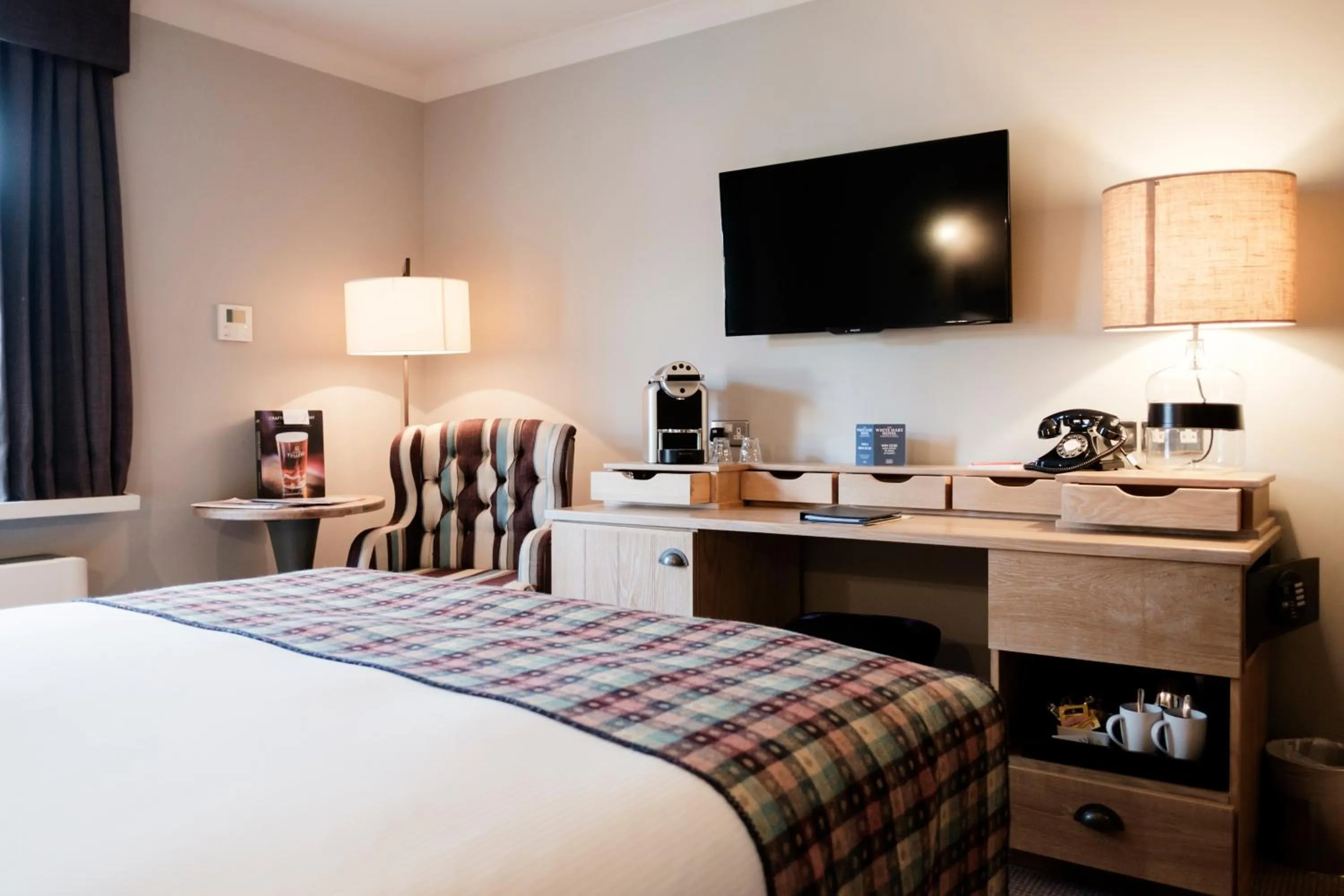 Communal lounge/ TV room, Bed in The White Hart Hotel