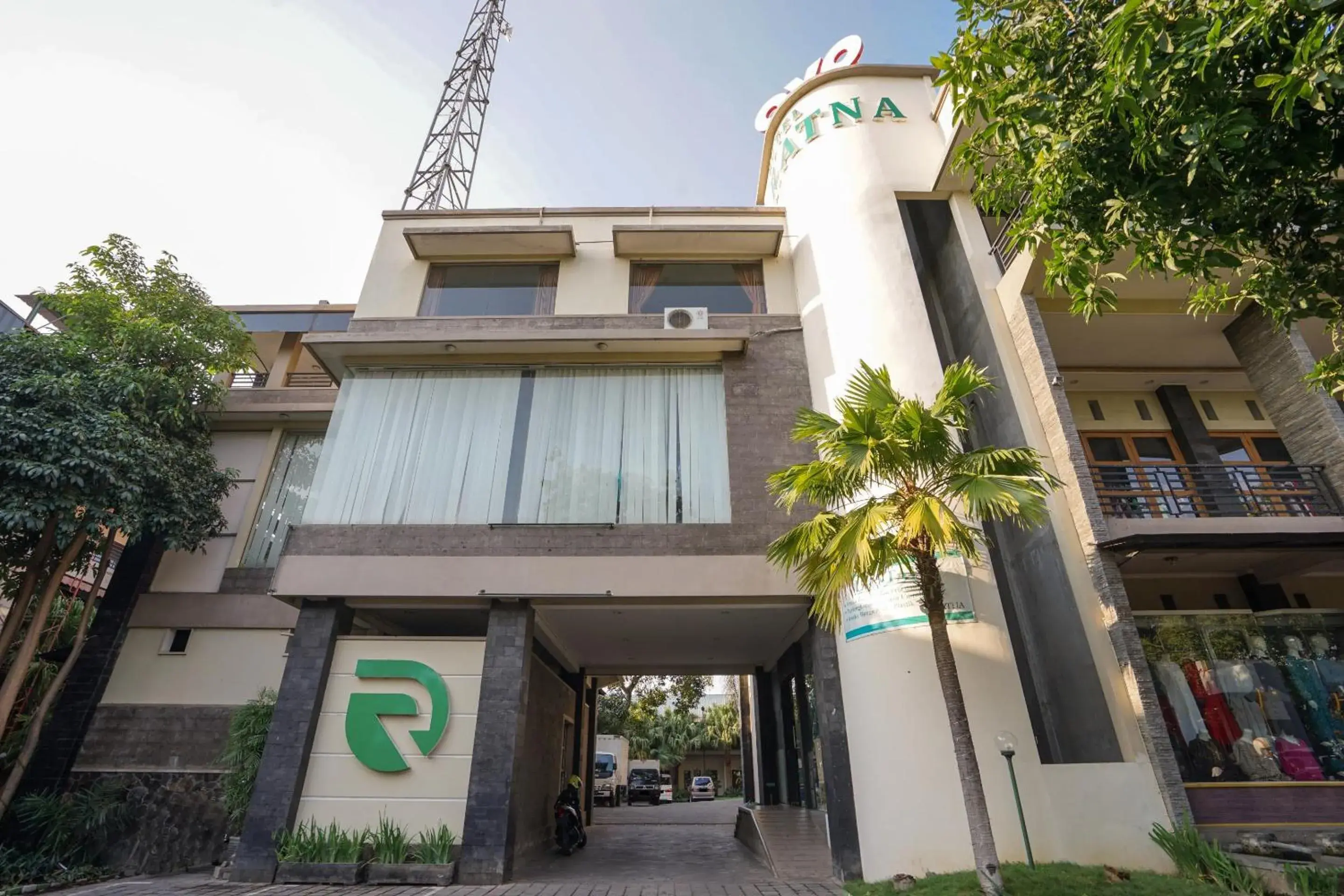 Facade/entrance in Capital O 1430 Hotel Ratna Syariah Facade/entrance in Capital O 1430 Hotel Ratna Syariah